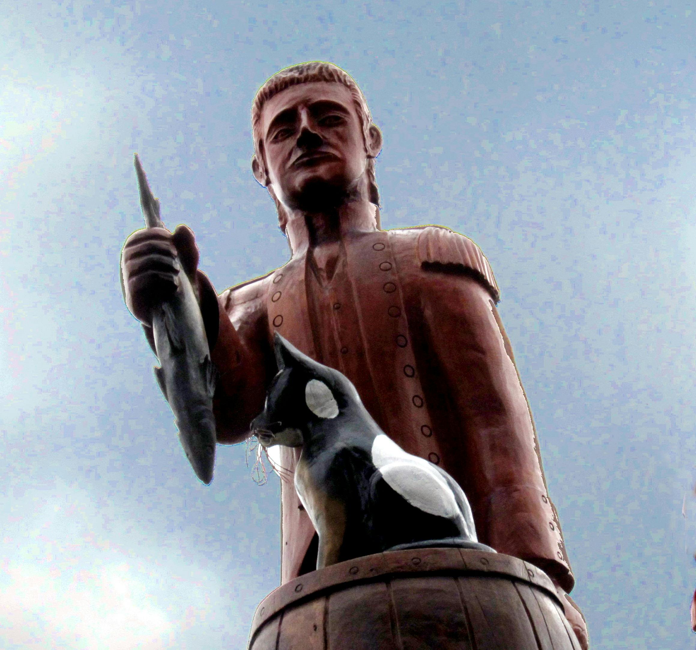 A carved tree statue of Matthew Flinders and Trim the cat.