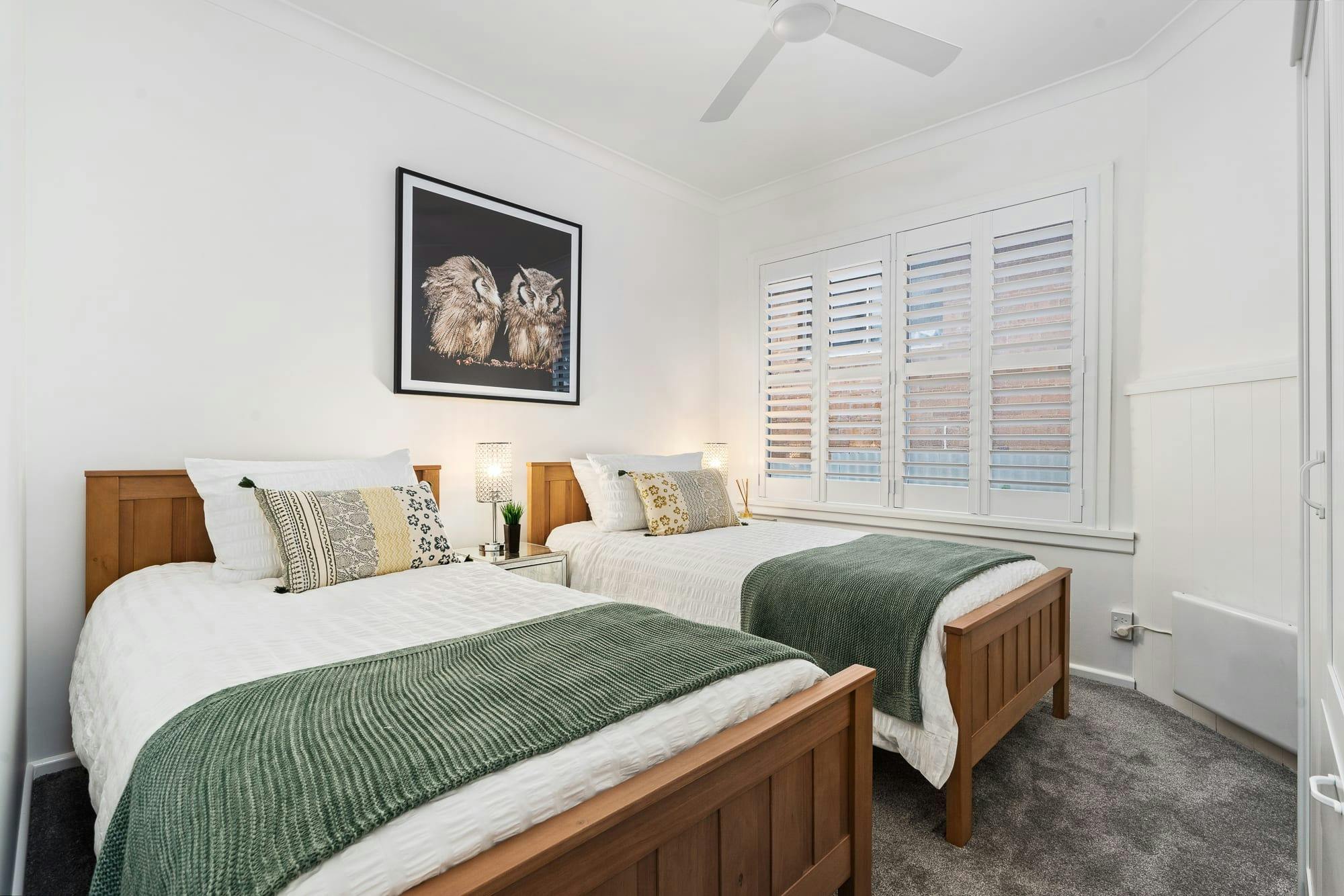 Bedroom with 2 single beds