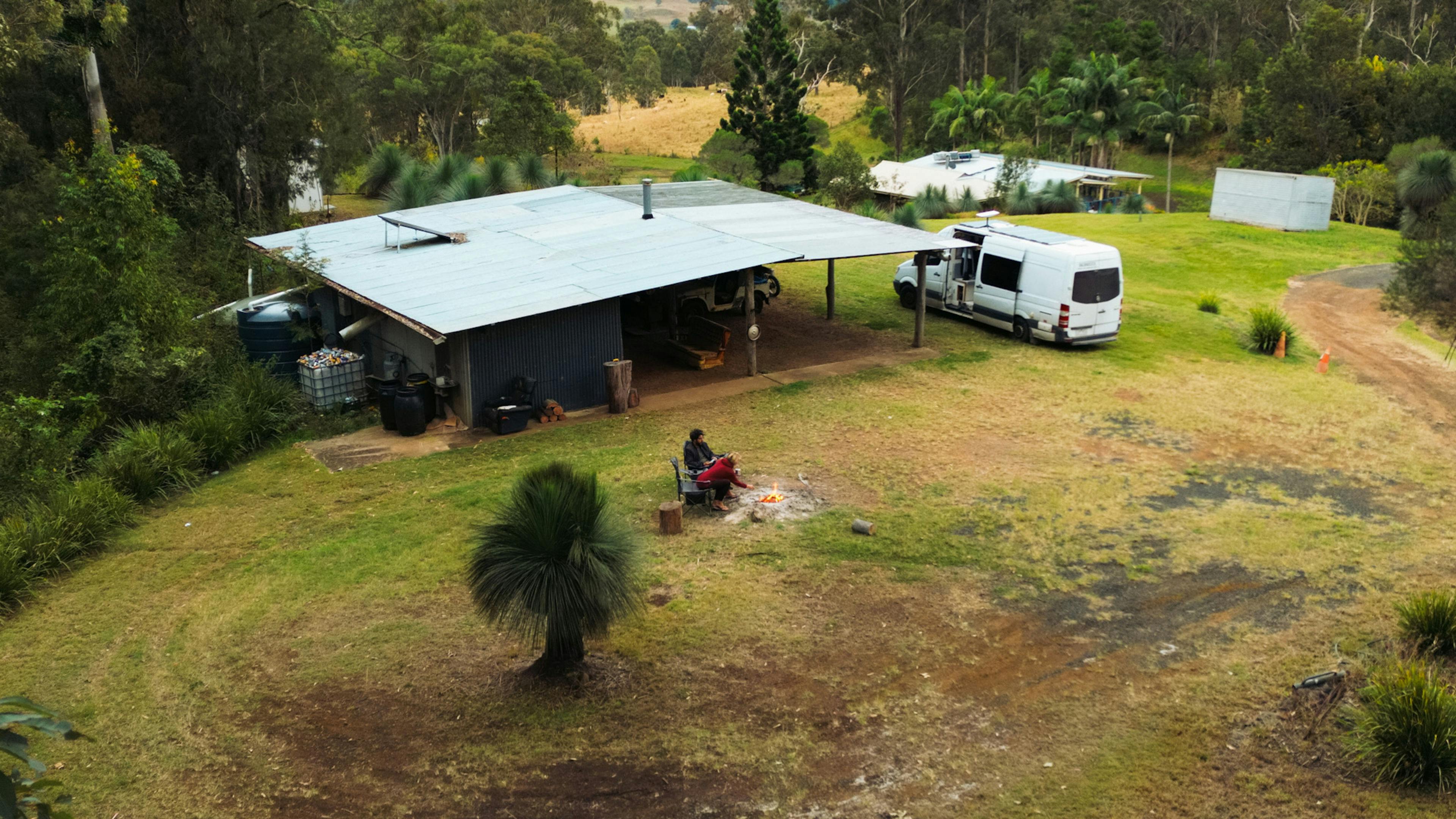 우리는 캠프파이어 가까이 오두막 옆에 밴을 주차했습니다.
