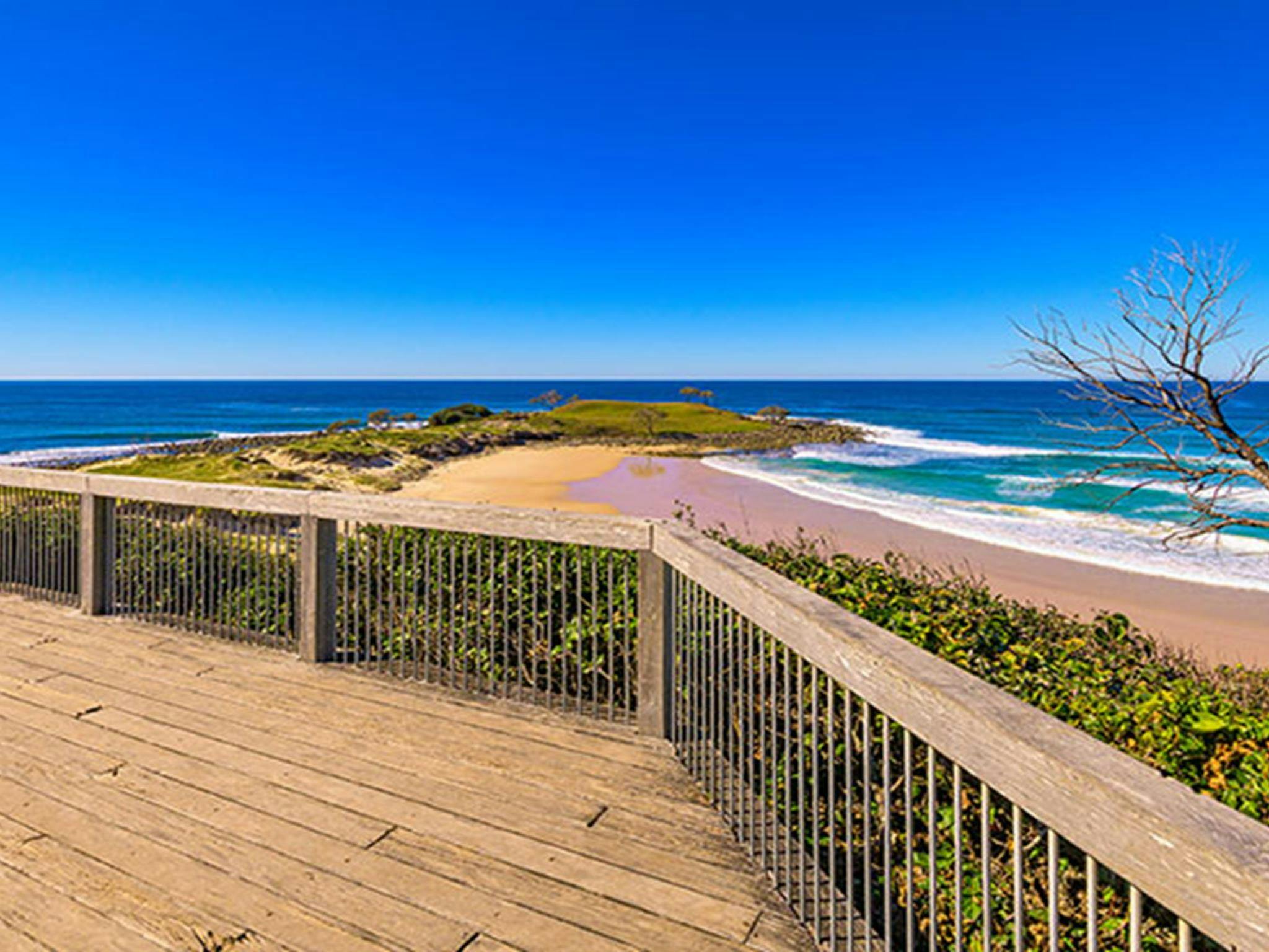 The view of the beach from the viewing platform at Angourie Bay picnic area in Yuraygir National