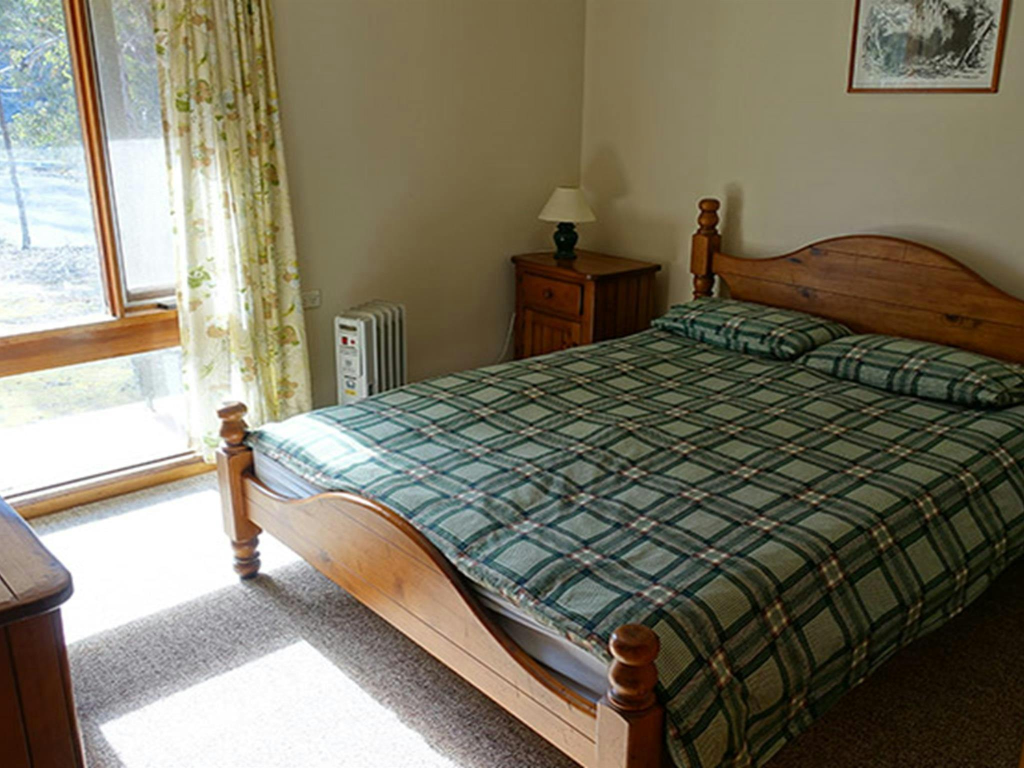 Schlafzimmer mit Queensize-Bett im Arch Cottage, Abercrombie Karst Conservation Reserve. Foto: Stephen Babka/DPIE