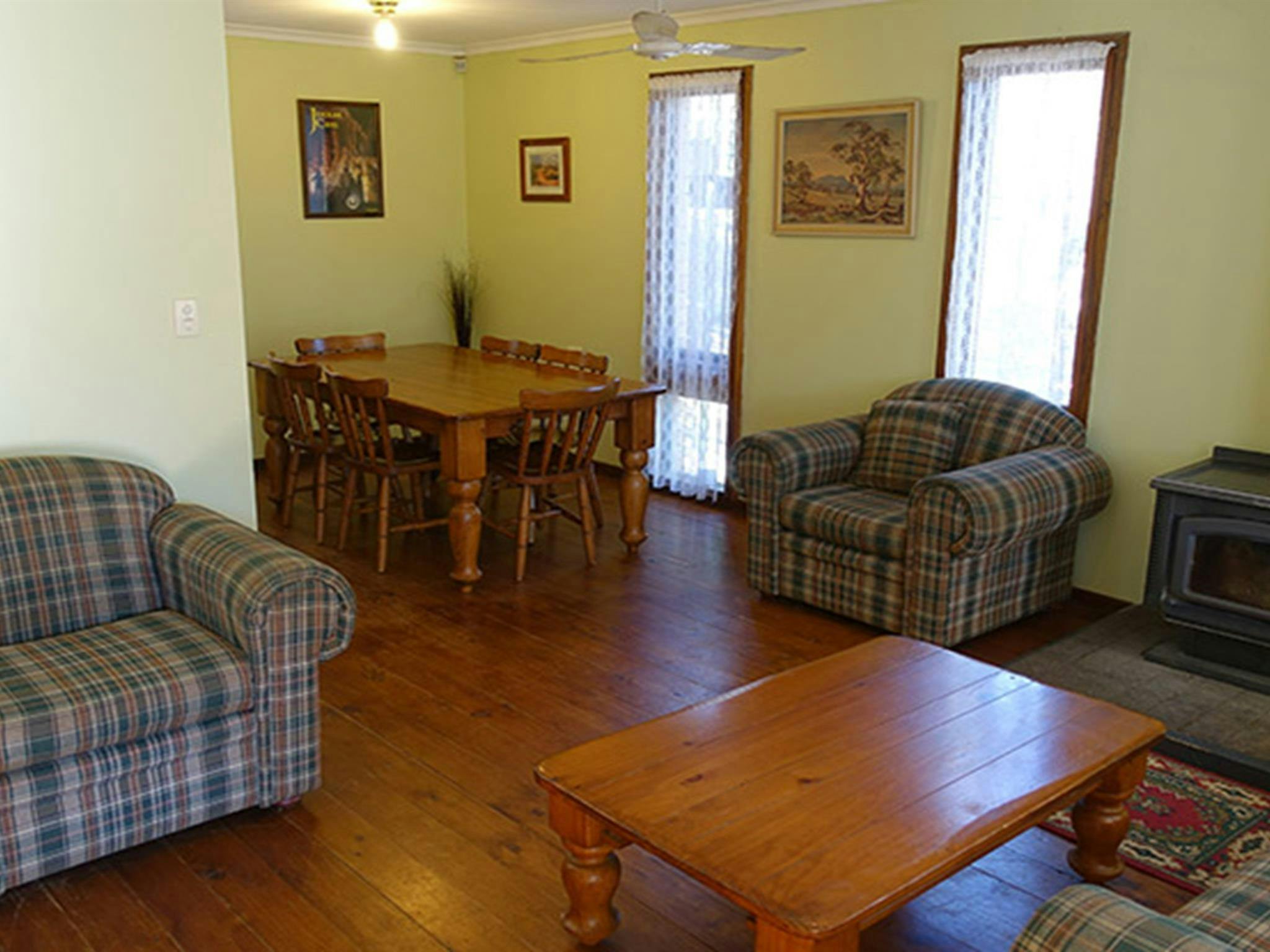 Liegestühle, Kamin und Esstisch im Arch Cottage, Abercrombie Karst Conservation Reserve.