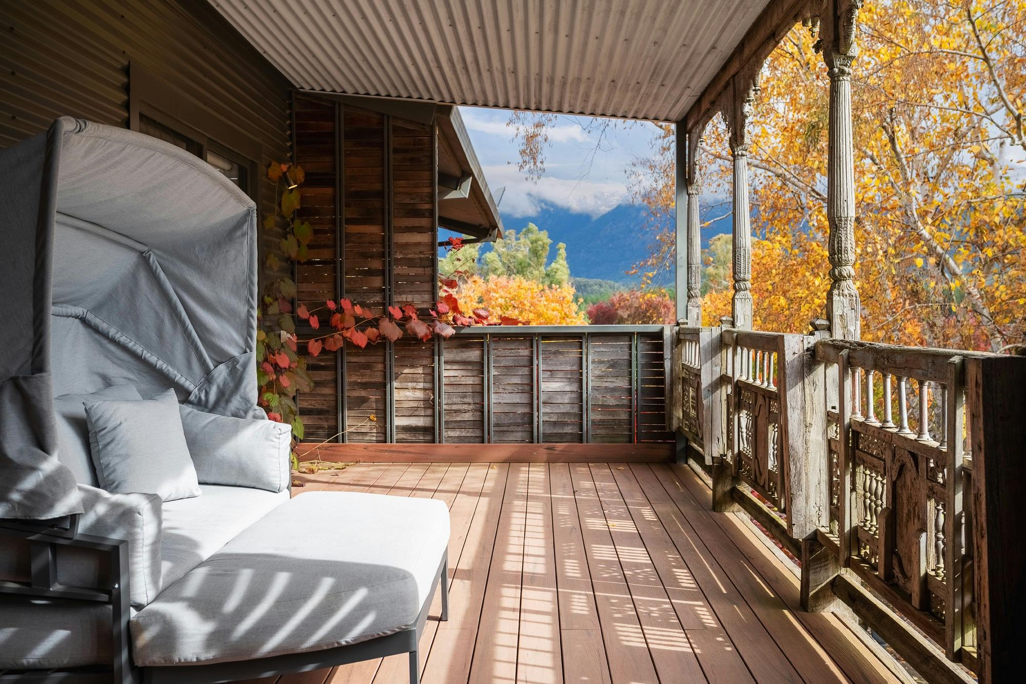 Peggy Adelaide Apartment balcony views of Mount Buffalo