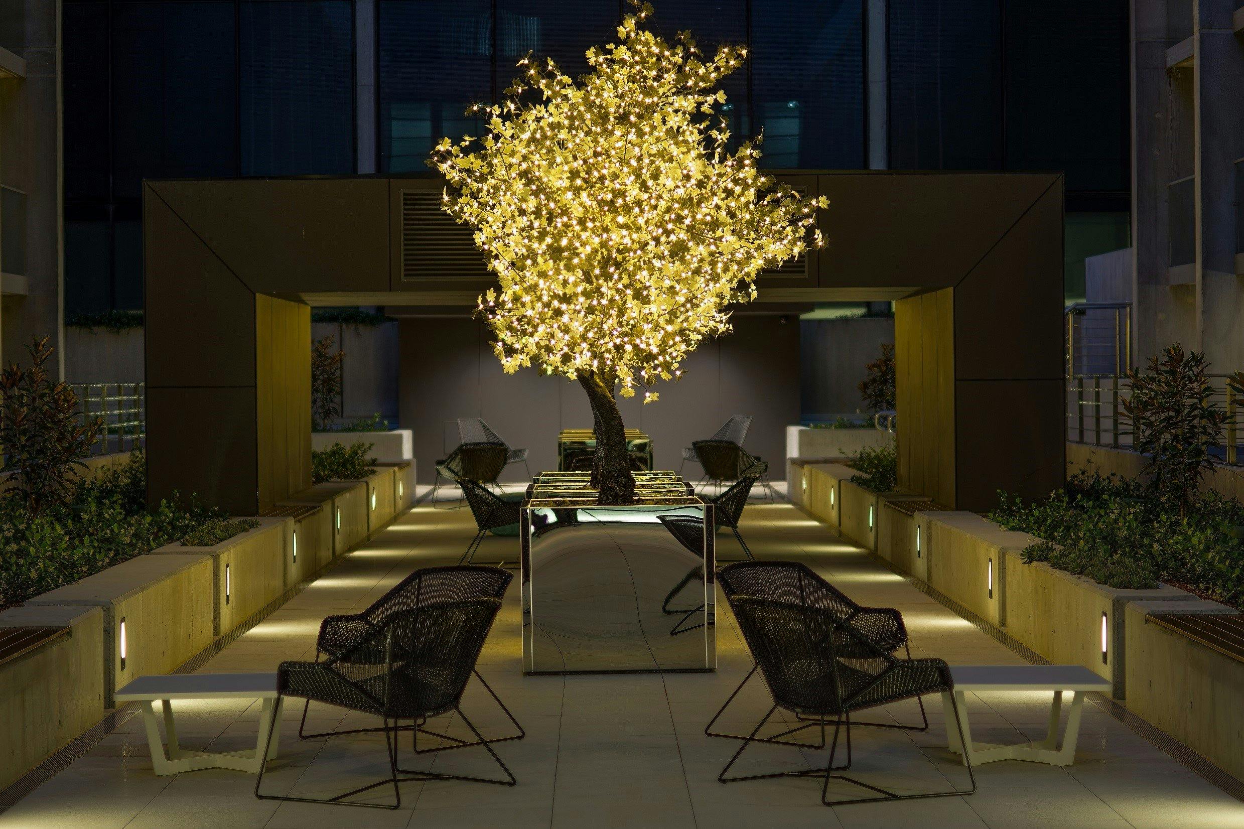 Avenue Hotel - Courtyard at night