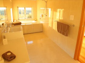 Ridge Lodge bathroom