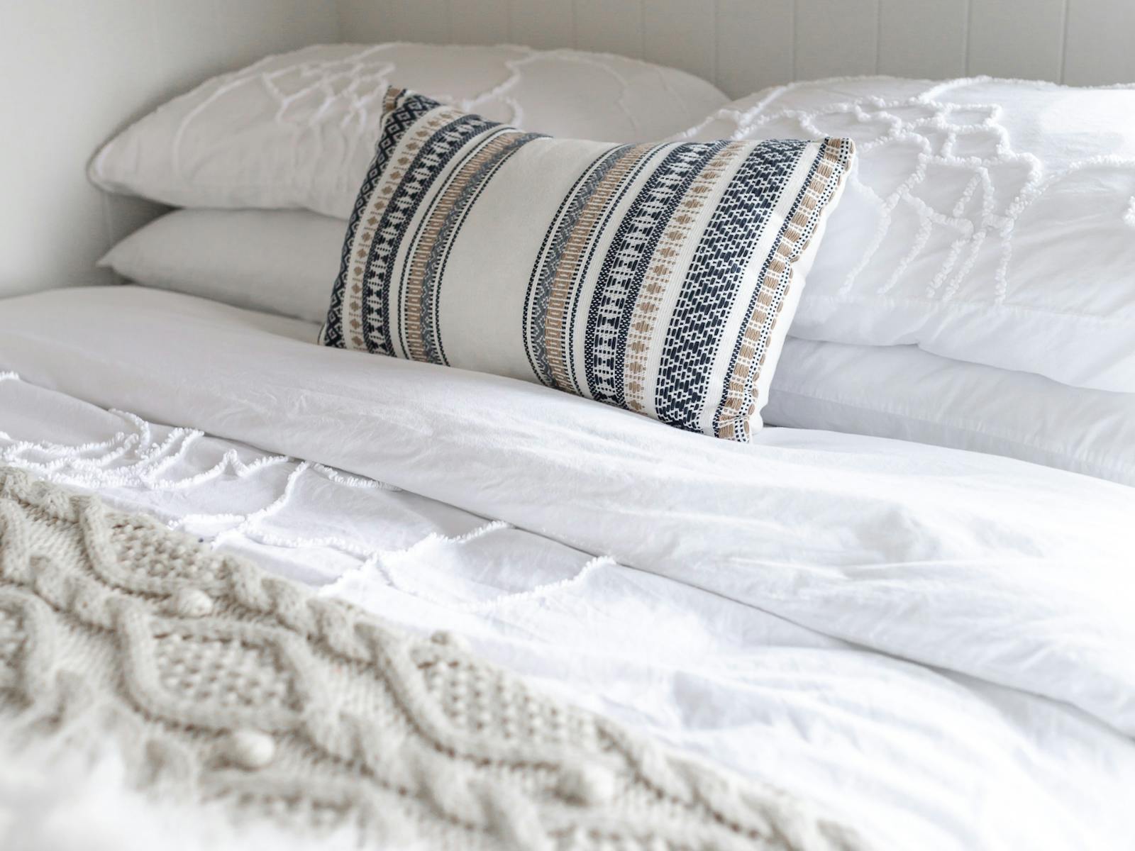 Double bunk and desk area with views of Lake King