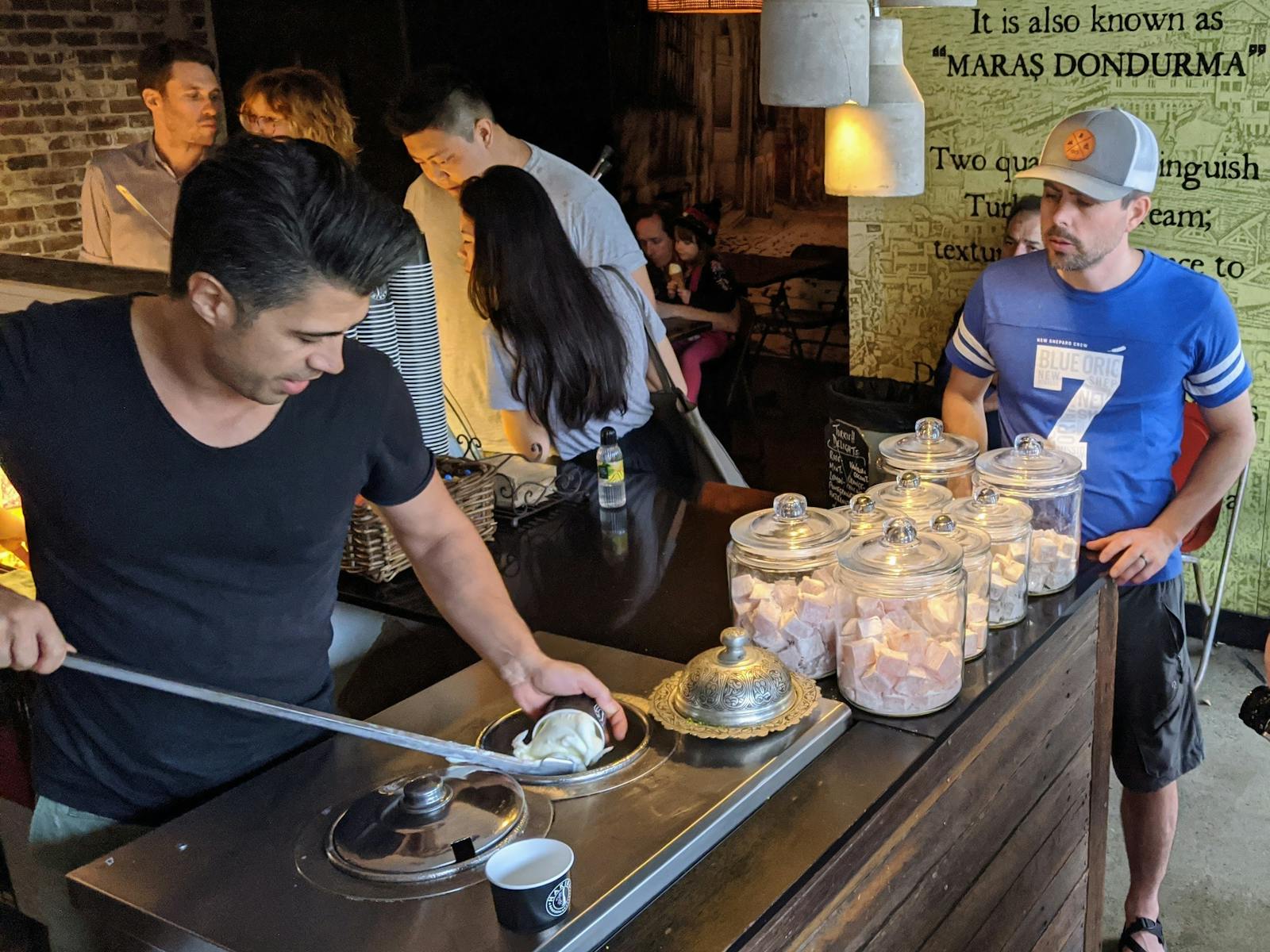 トルコのアイスクリームを含む多文化食品のサンプル