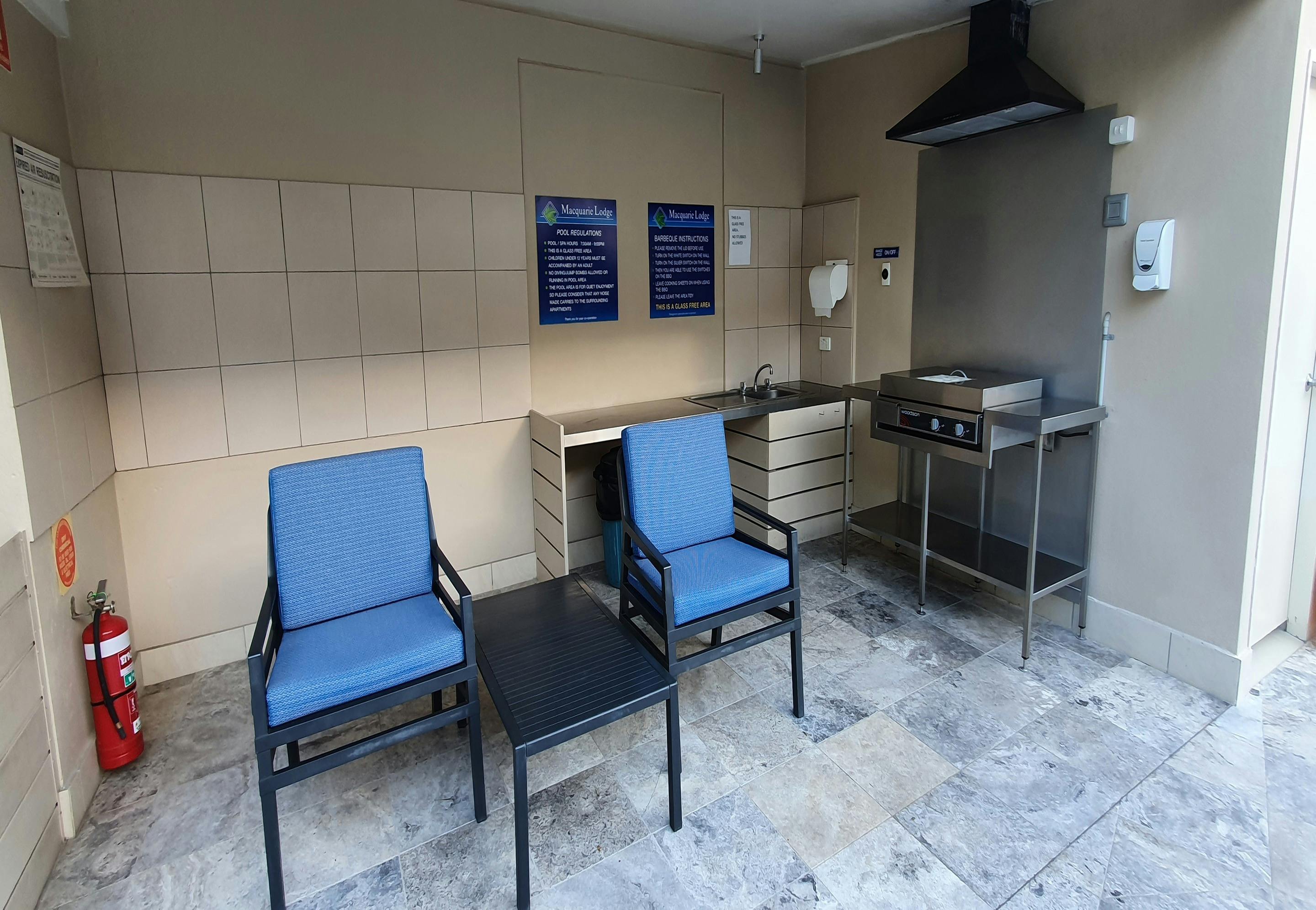 Macquarie Lodge Noosa - BBQ Area