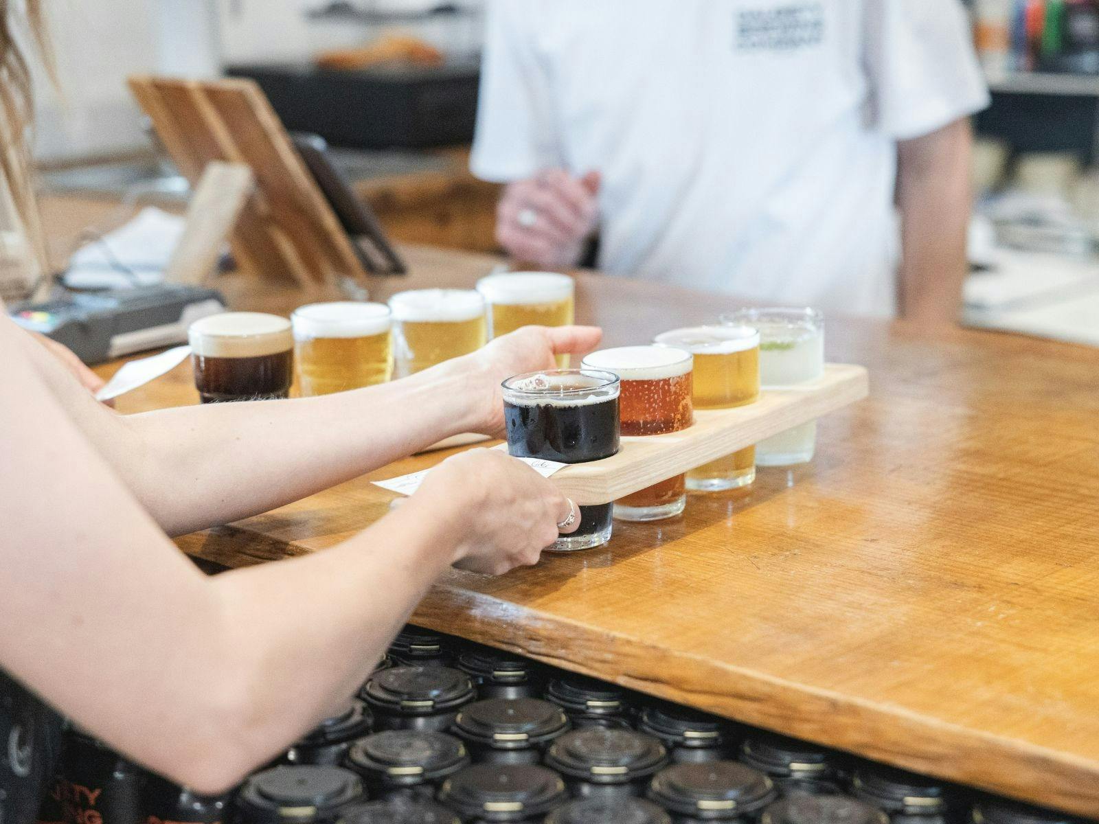 クラフトビールパドル2本と小さなテイスティングビール4本