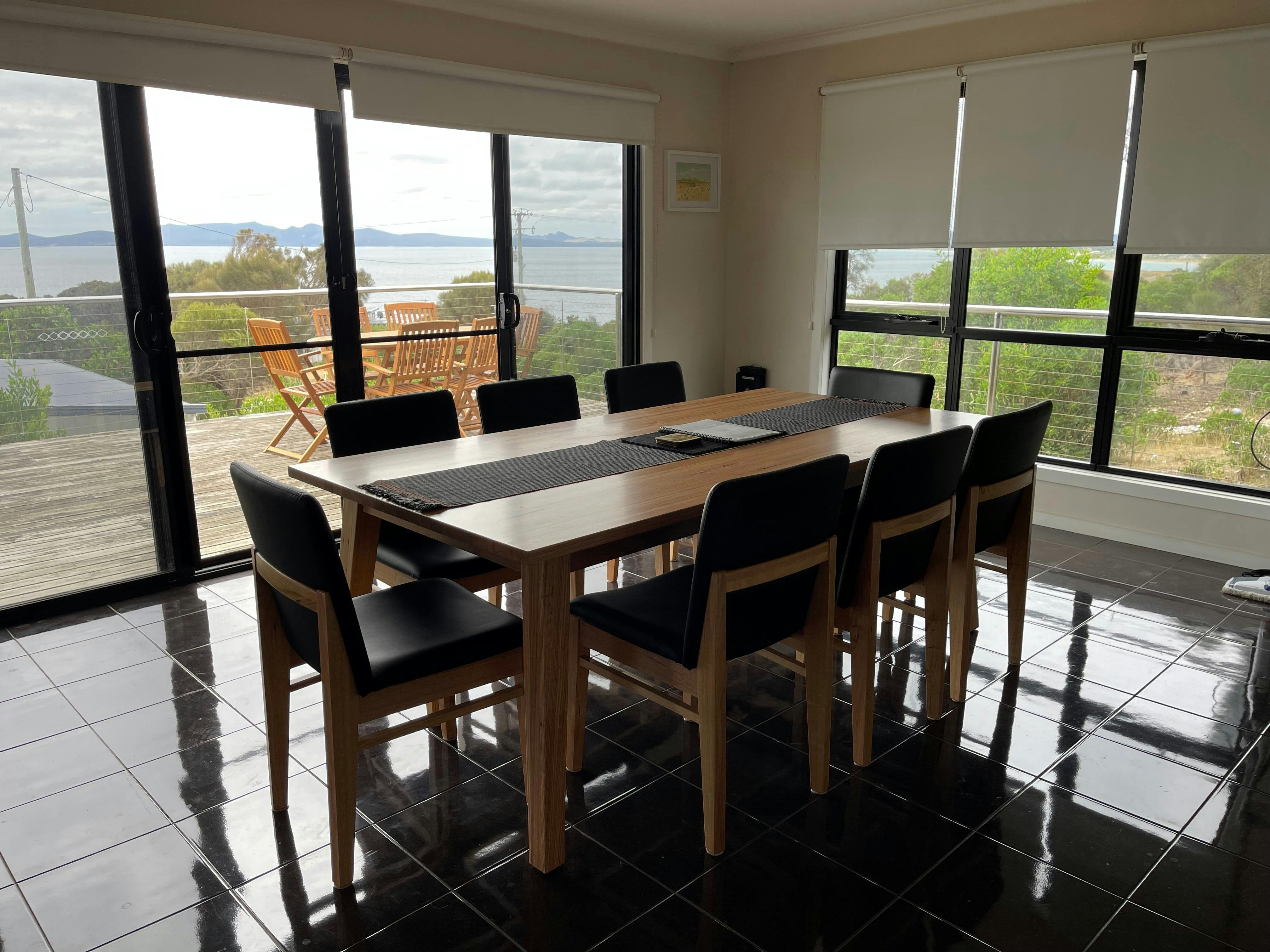 Large Dining table.  Able to seat 8 people.   Ecellent views of the ocean
