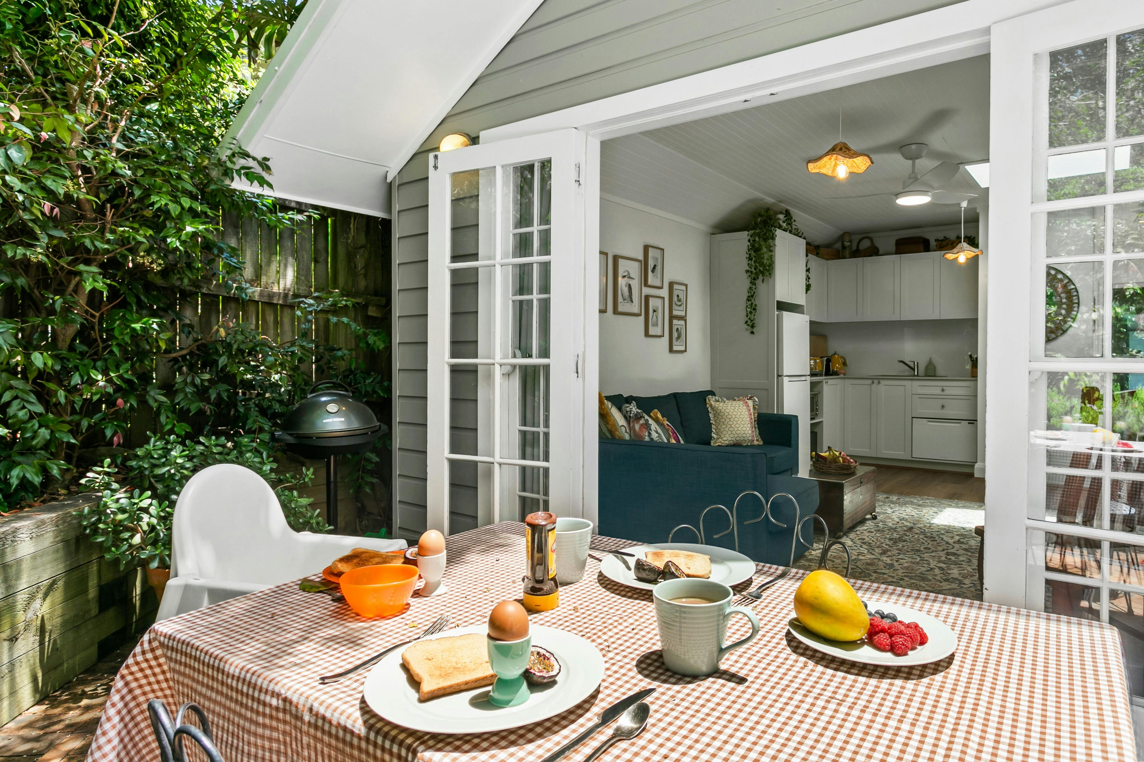 リラックスできるプライベートな中庭と、食事を楽しめる素敵なスペース。リクエストに応じてハイチェアもご利用いただけます。