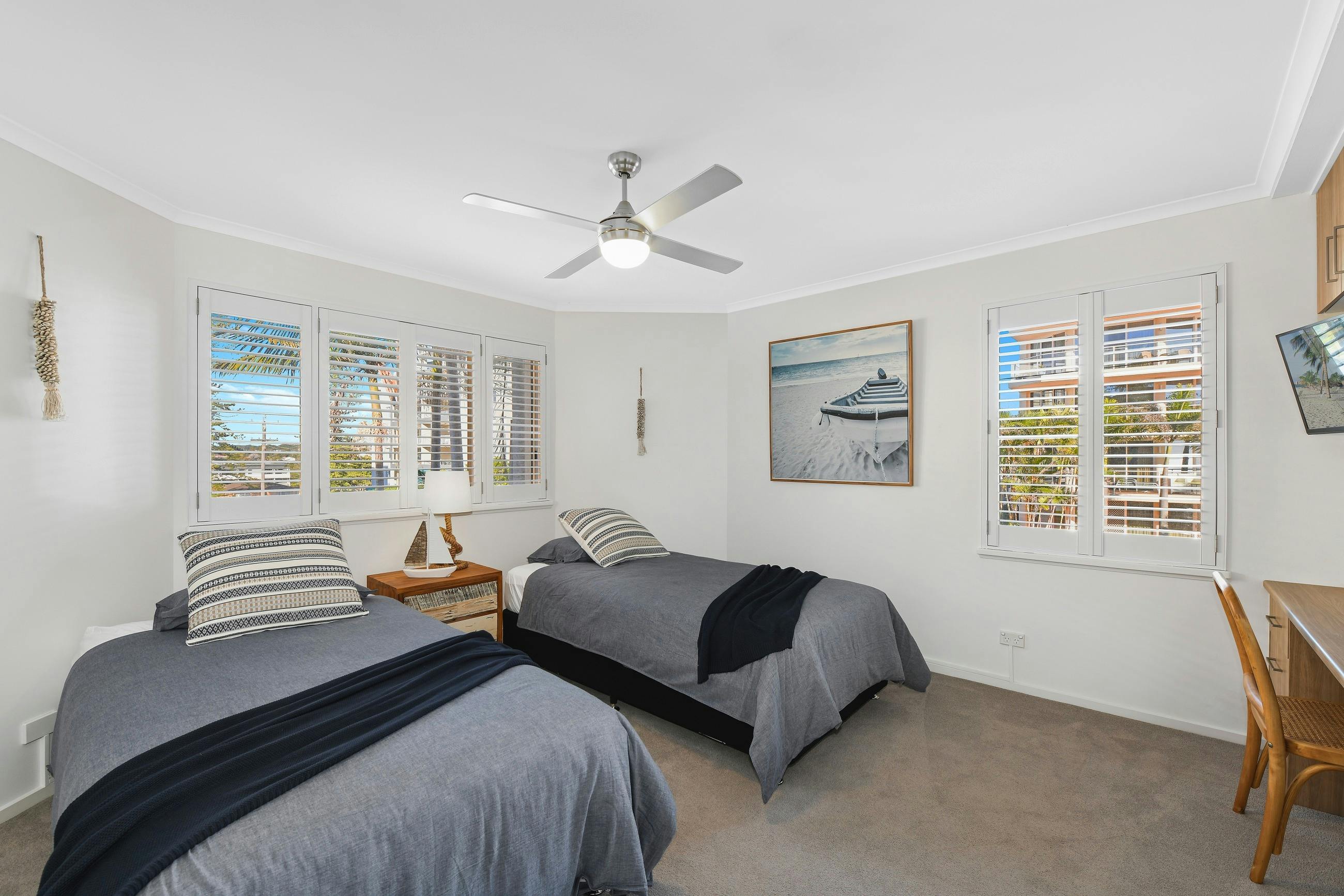 싱글이 있는 침실