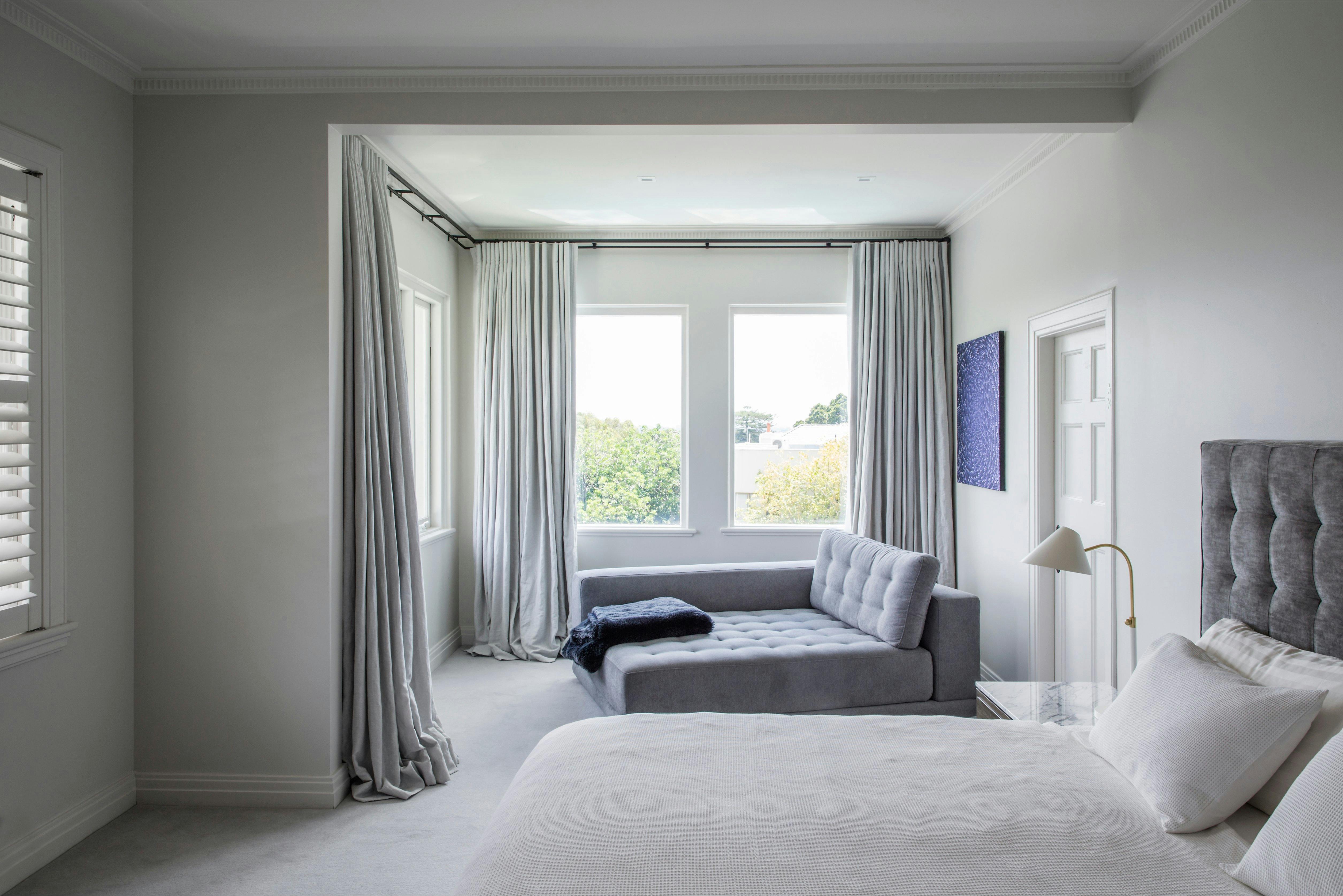 King bed and cot bed in a large bedroom