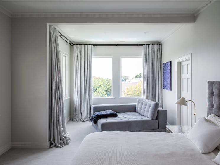 King bed and cot bed in a large bedroom