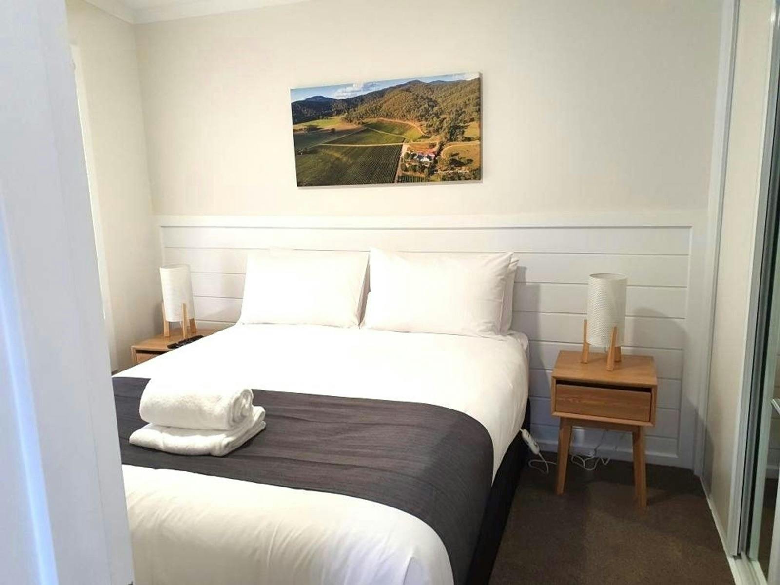 33244_discovery_parks_bright_deluxe_2_bedroom_access_cabin_sleeps_4_bedroom