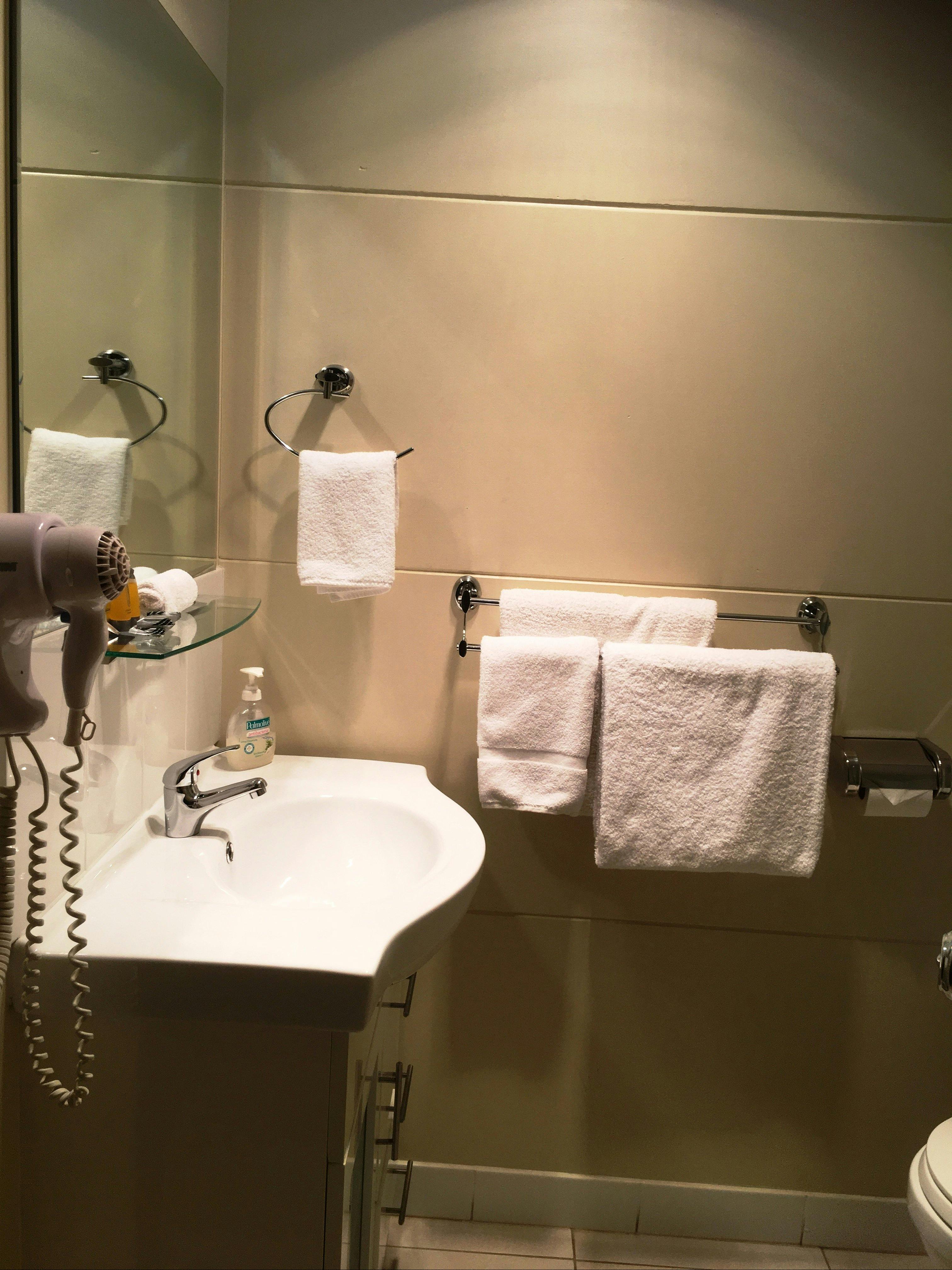 Balranald Club Motel Balranald New South Wales bathrooms