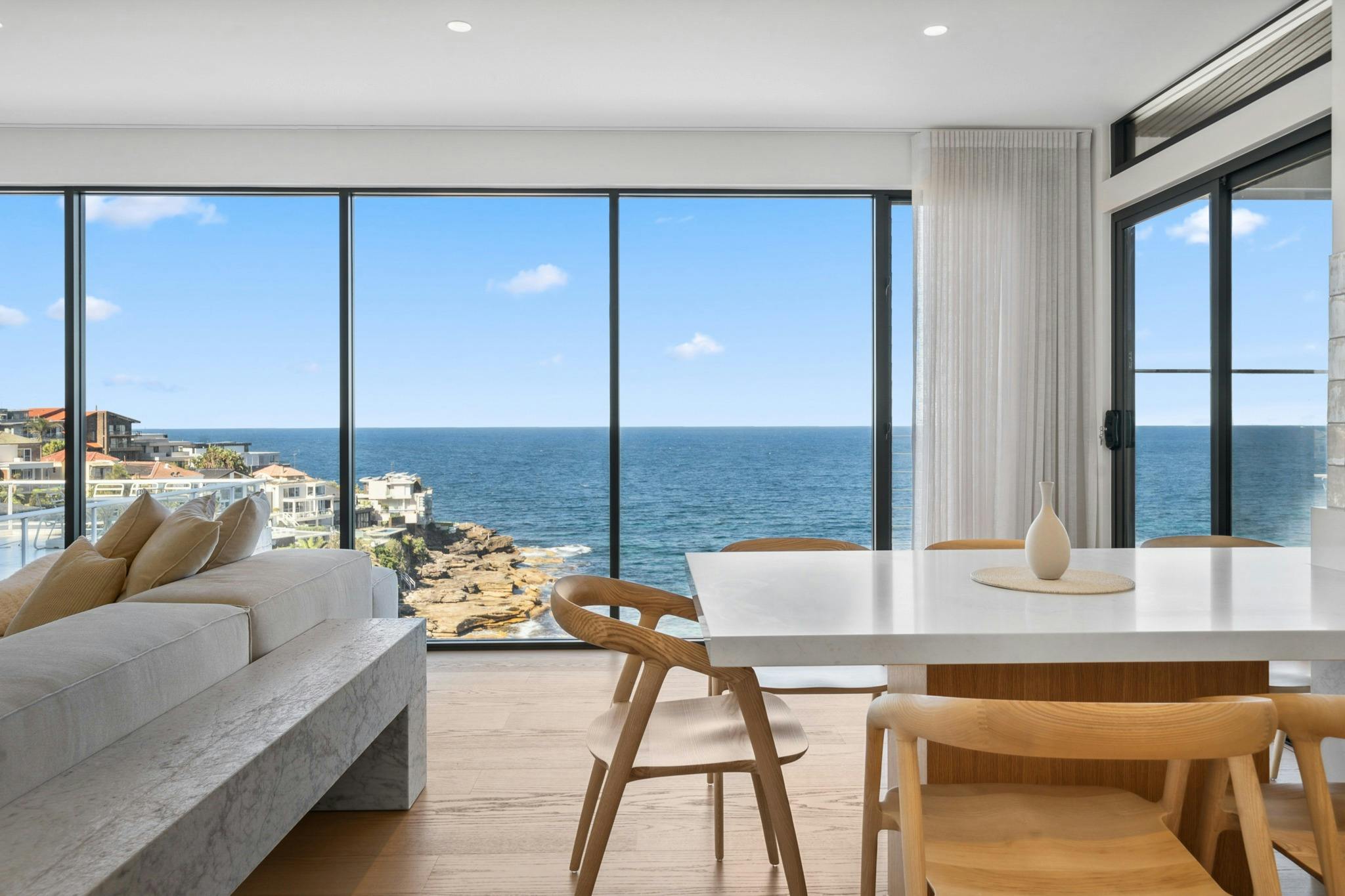 客廳享有海景，設有現代化的用餐區。