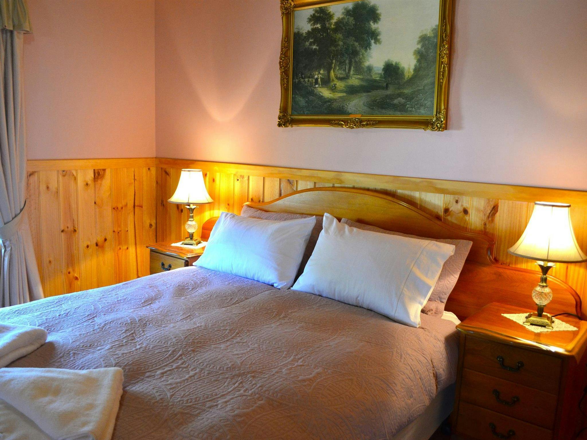 "Grand Ole Topiary" Cottage Accommodation
