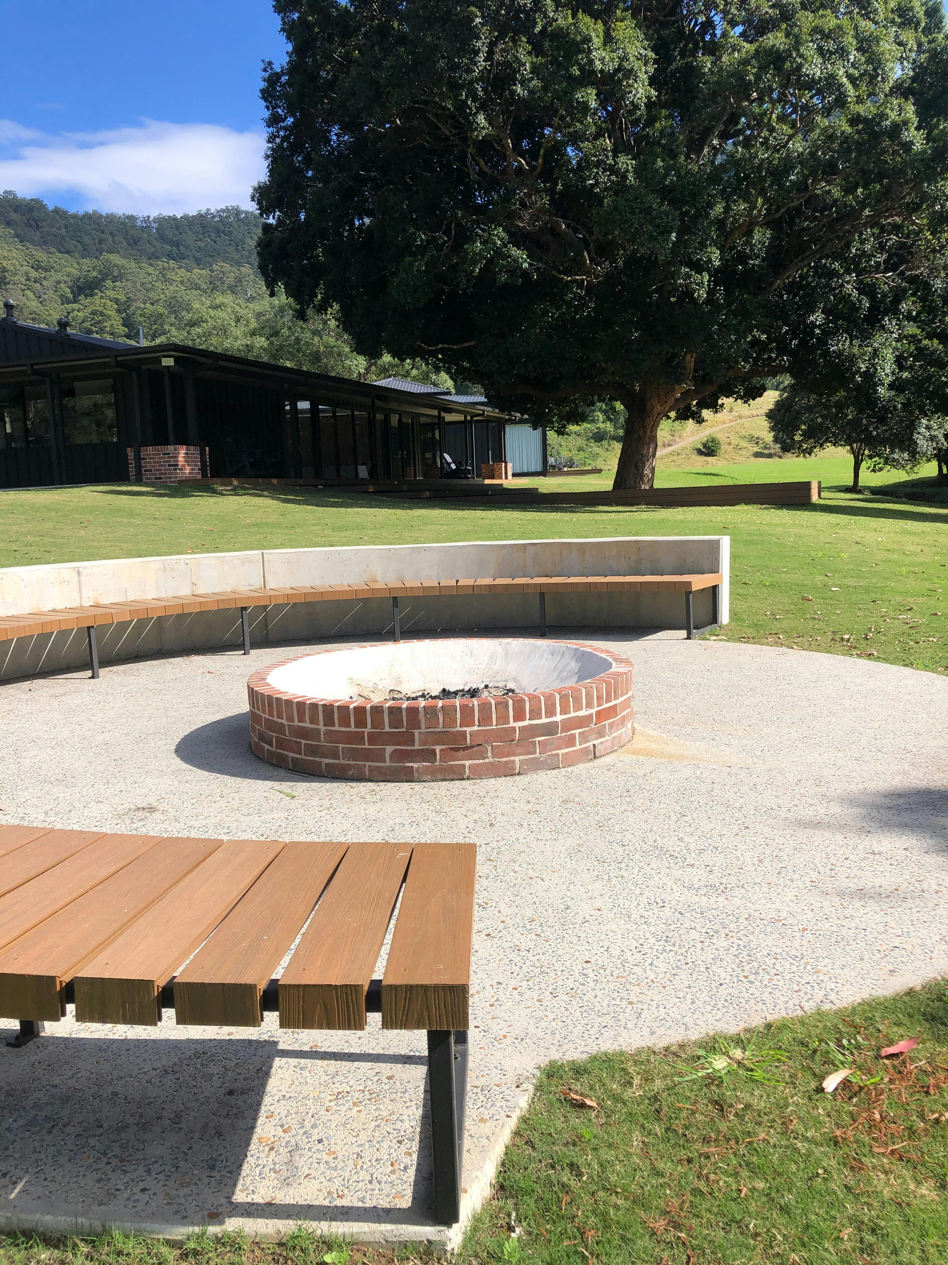 큰 화덕 주위의 반원형 좌석