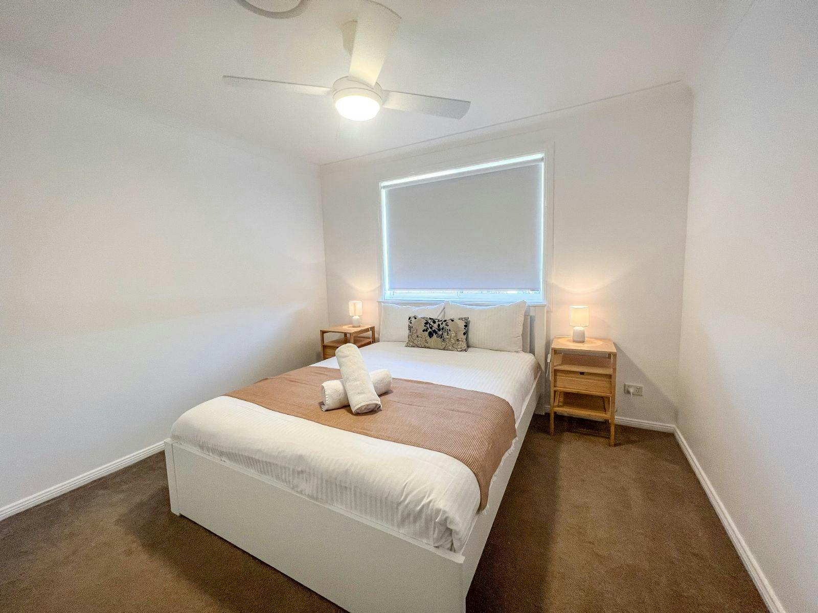 Queen bed, ducted air conditioning and ceiling fan