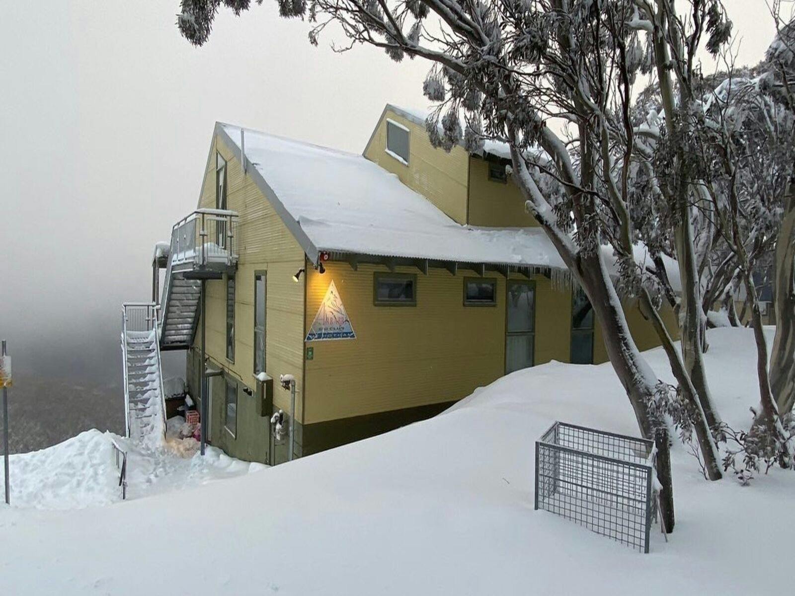 arrabri ski club mt Hotham image from outside