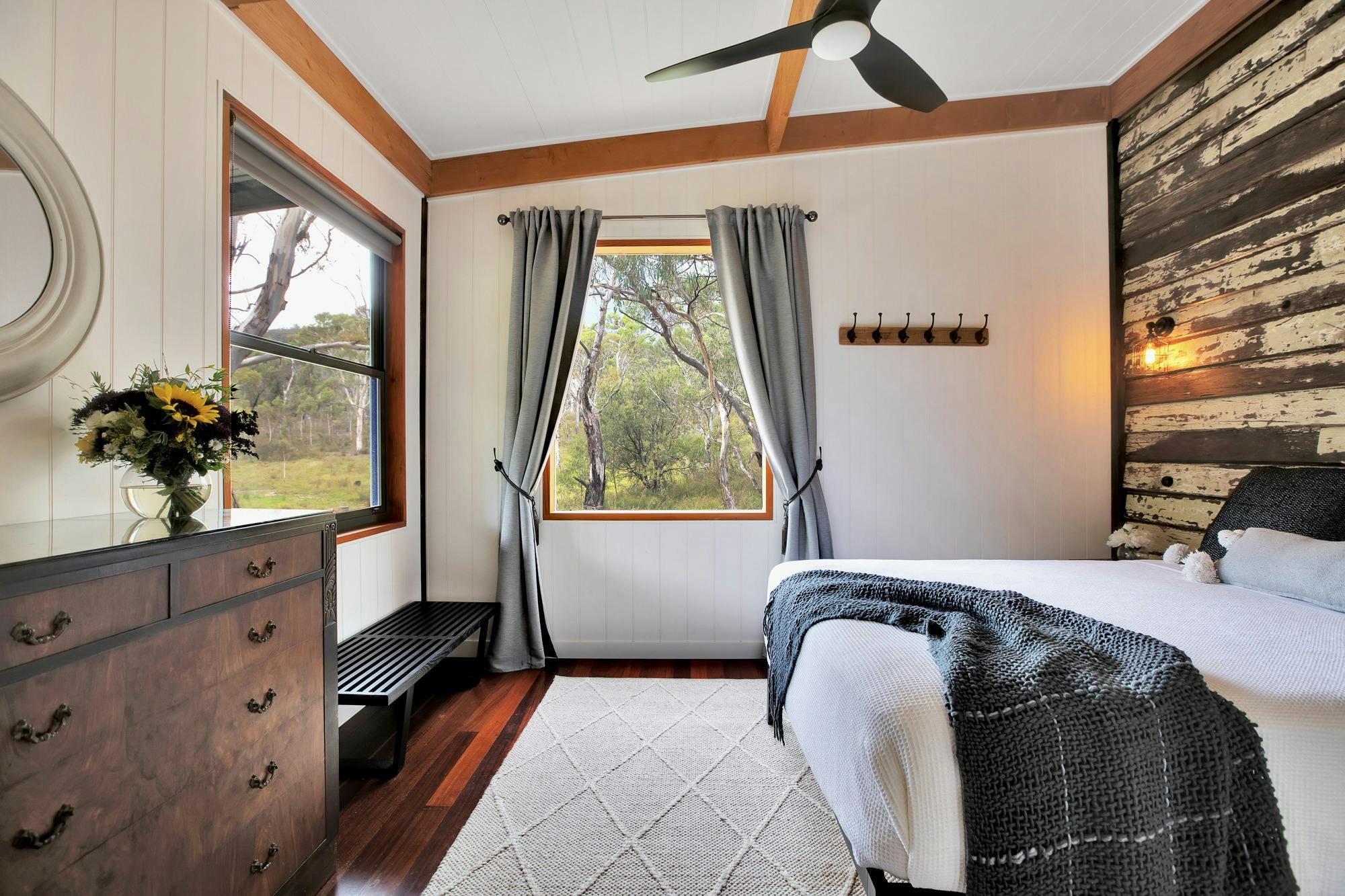 クイーンサイズのベッドルーム、コート掛けフック、ドレッサーの引き出し、大きな窓