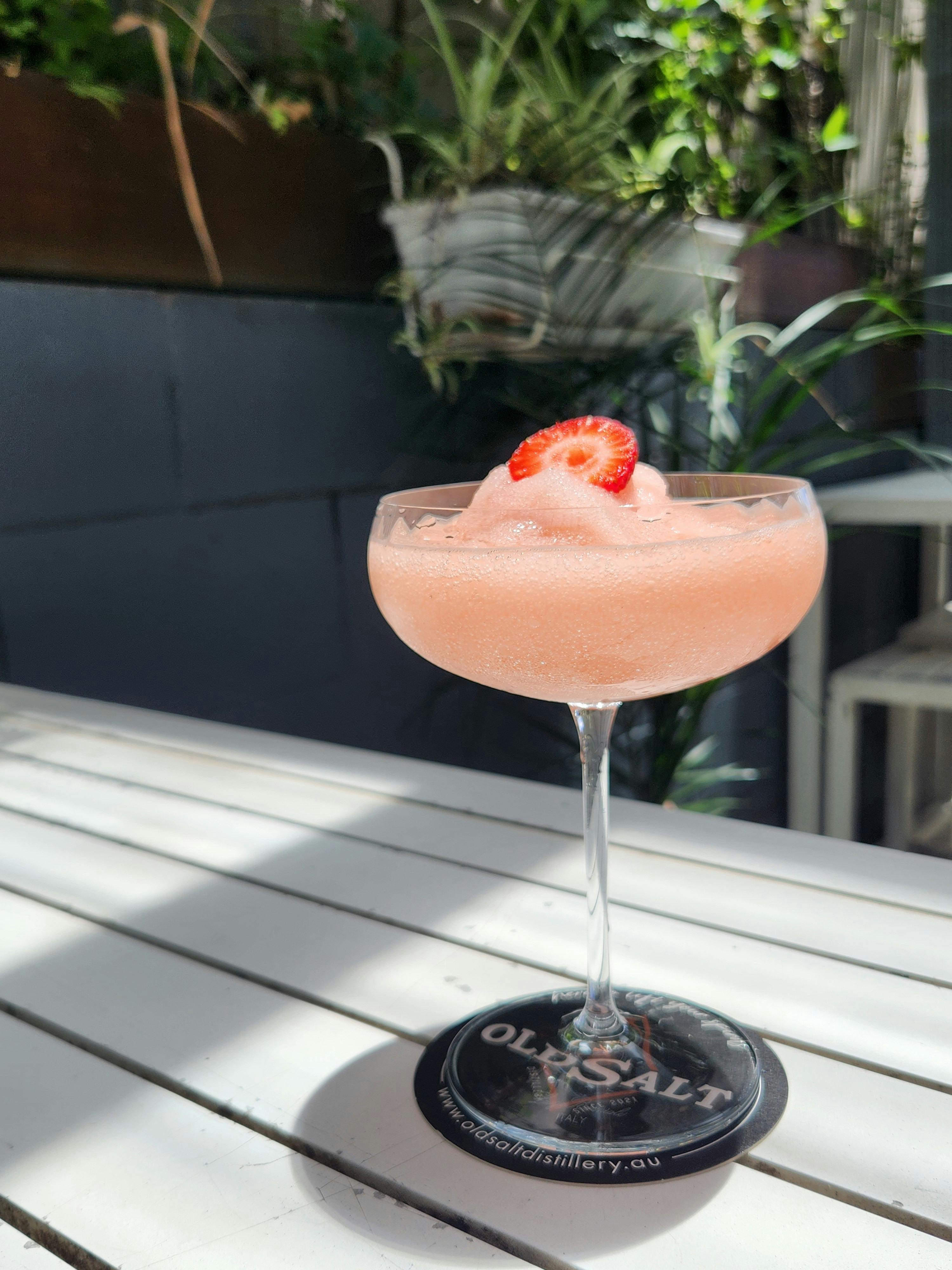 Gefrorener Cocktail in einem schönen Glas am Fenster