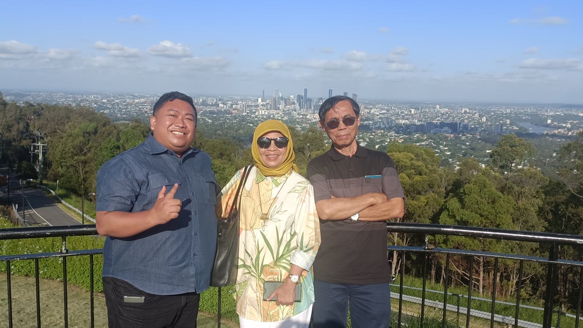 Happy guests @ Mt. Coot-tha Summit Lookout