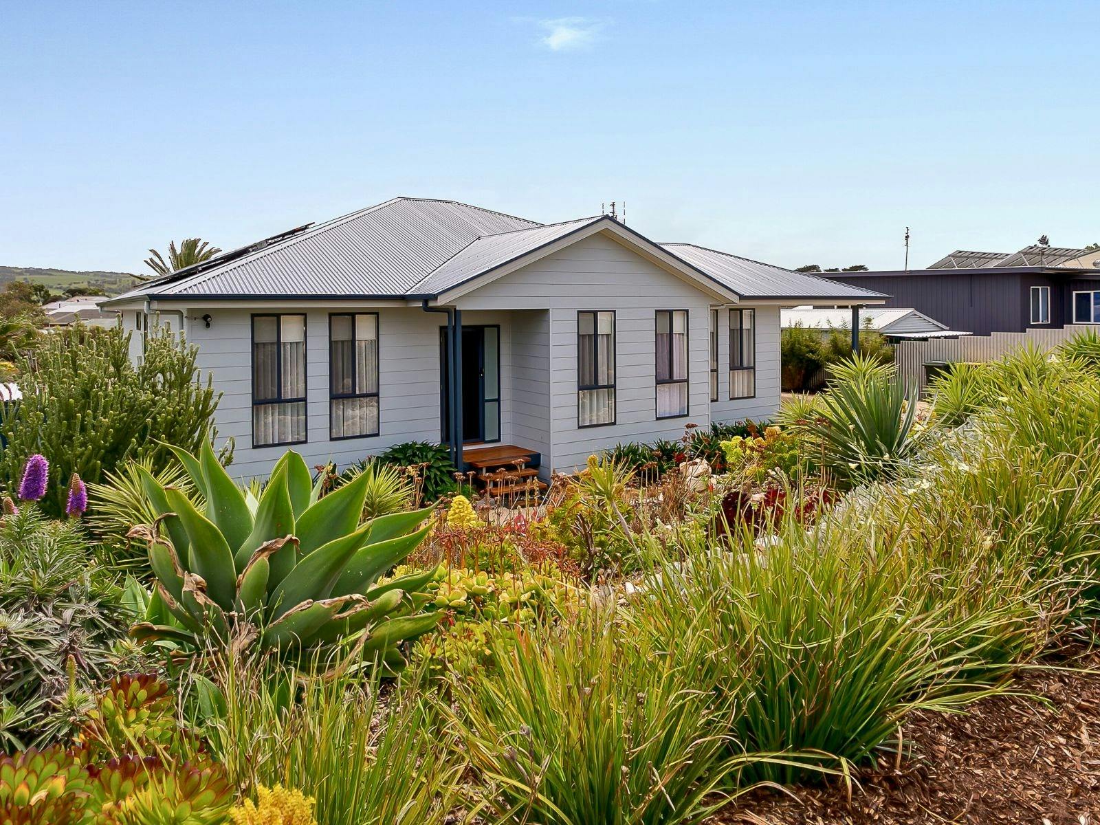 4BR Contemporary Coastal Home with Rural Outlook