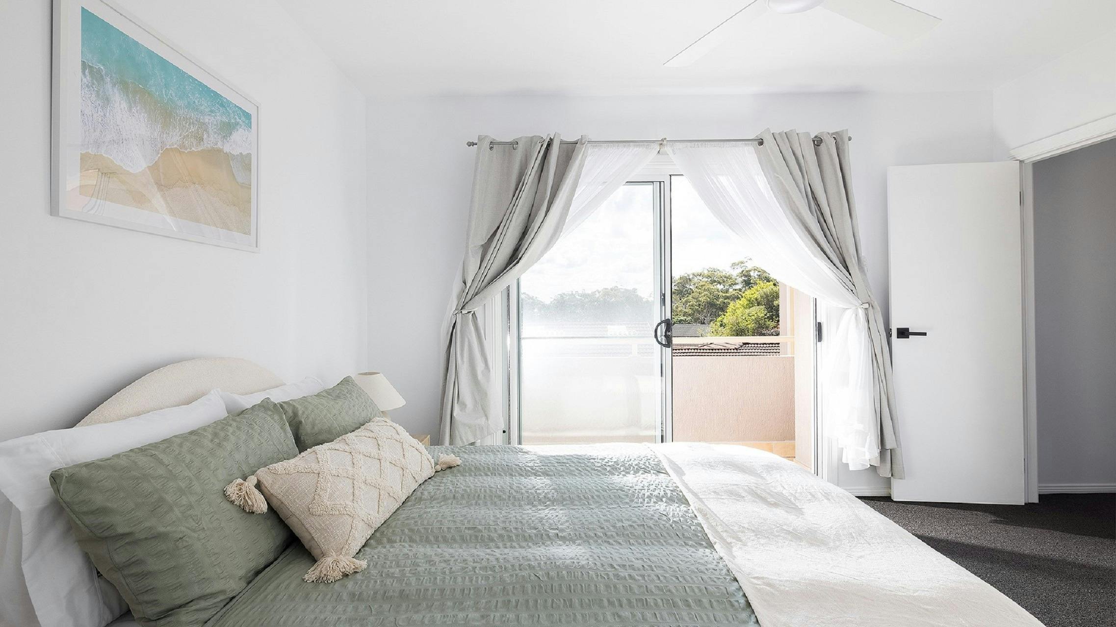 퀸 사이즈 침대와 전용 욕실을 갖춘 마스터 침실