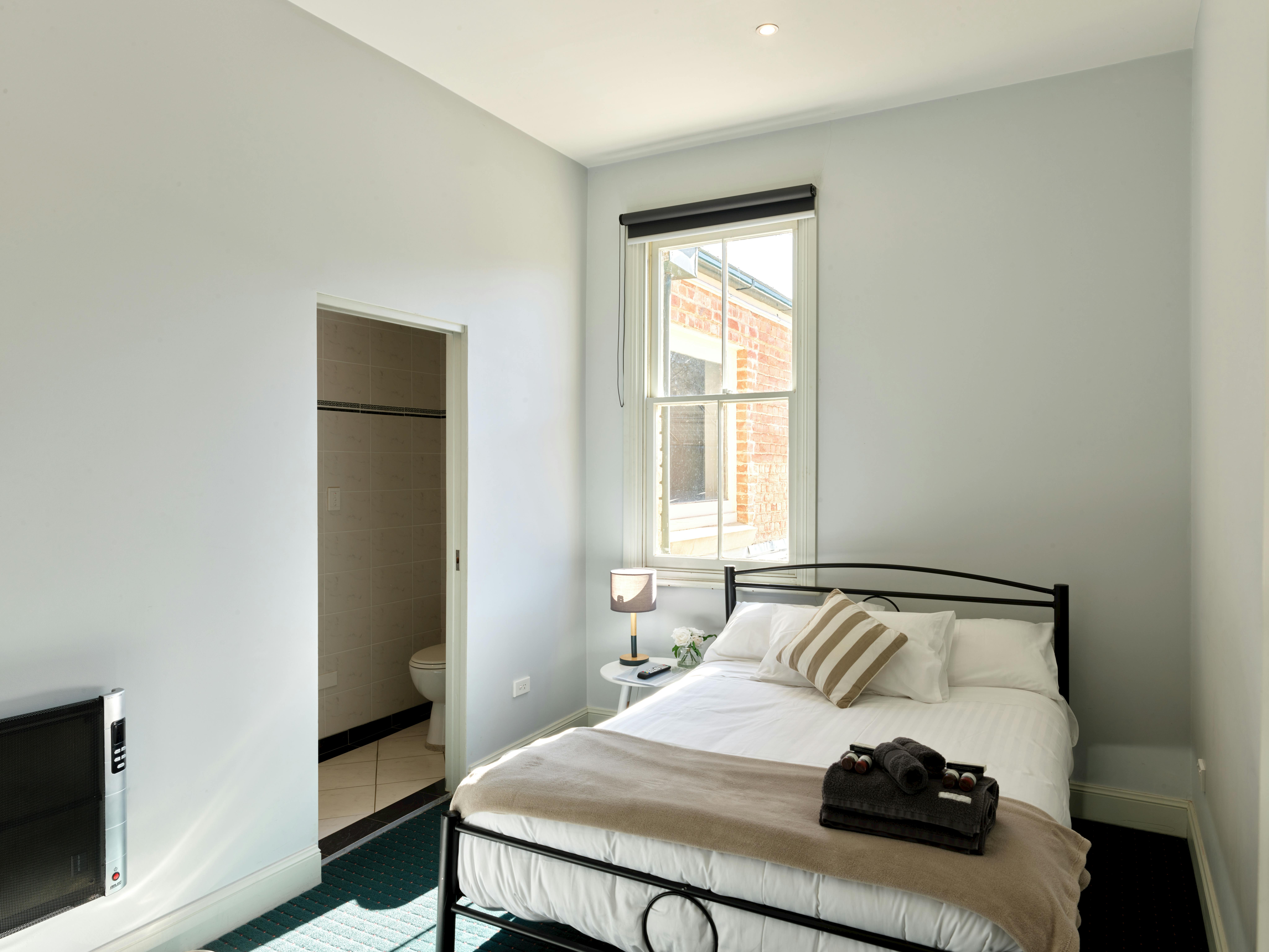 Queen room at the Rockley Pub