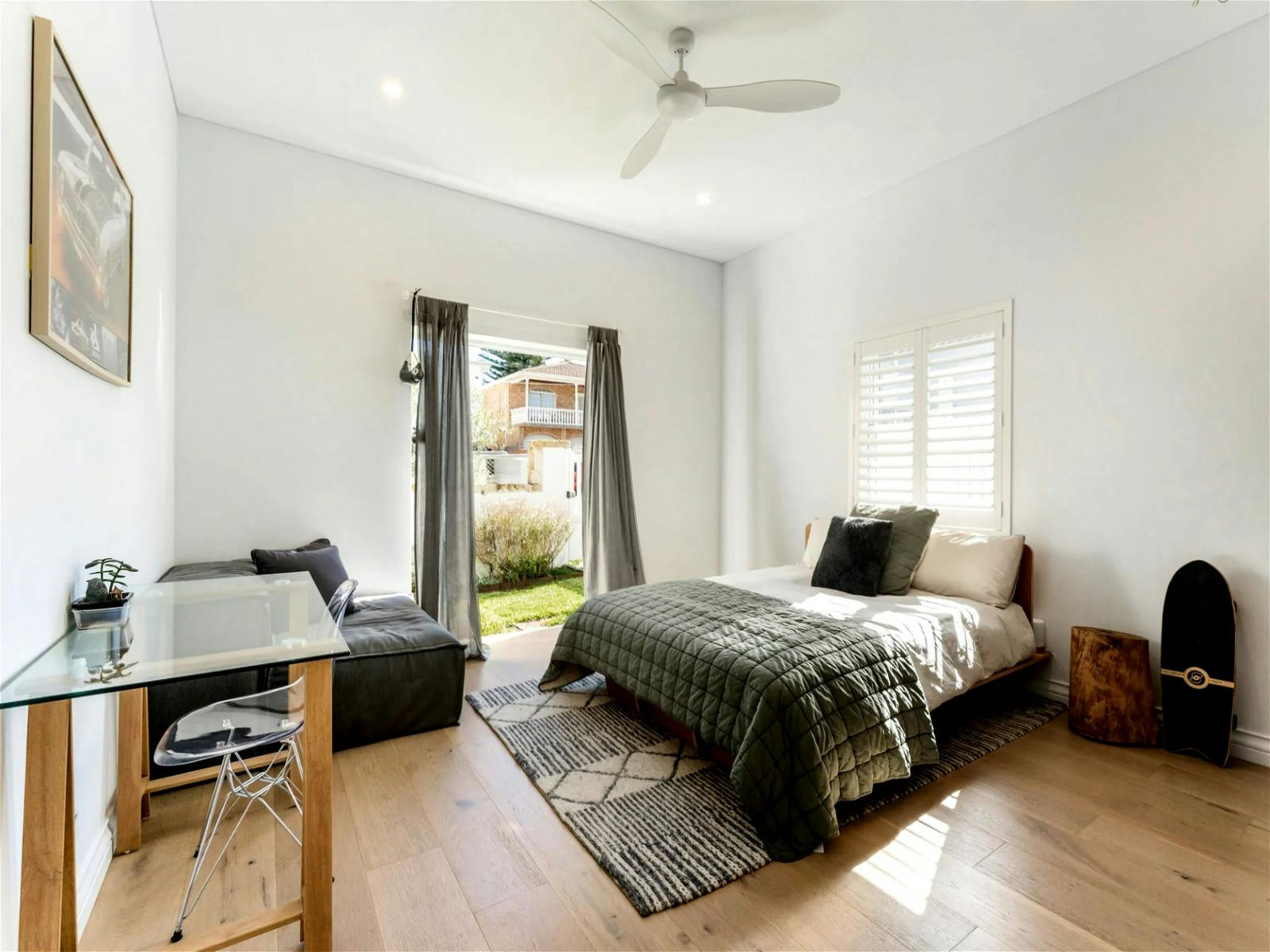 Der Schlafbereich bietet auch ein großes Badezimmer mit einer schönen Badewanne