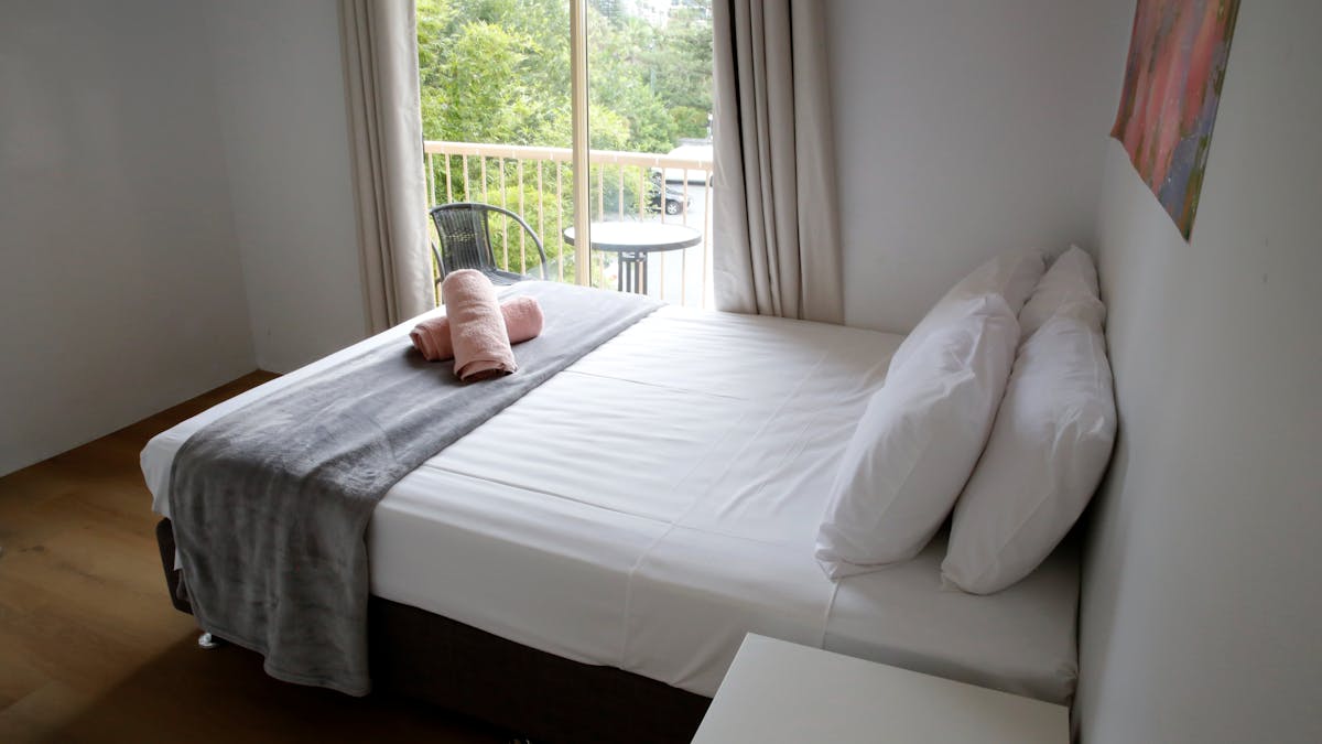QUEEN BED ROOM