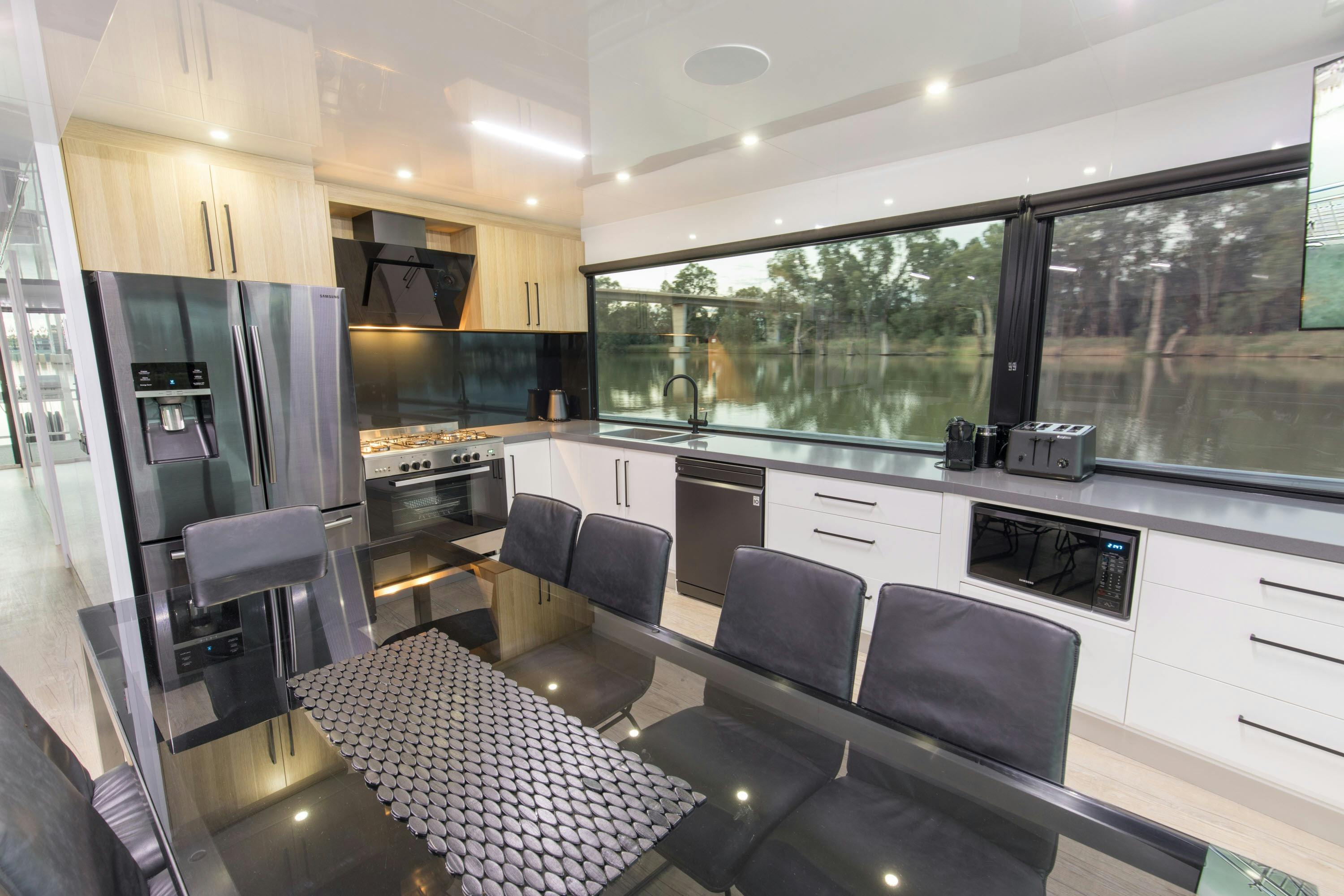 All Seasons Houseboats - Sapphire Indulgence