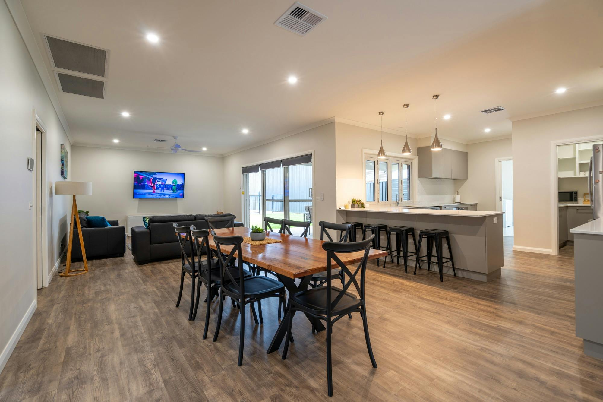 8인용 테이블 소파 2개, TV 조식 바 완비된 주방이 있는 식사 공간