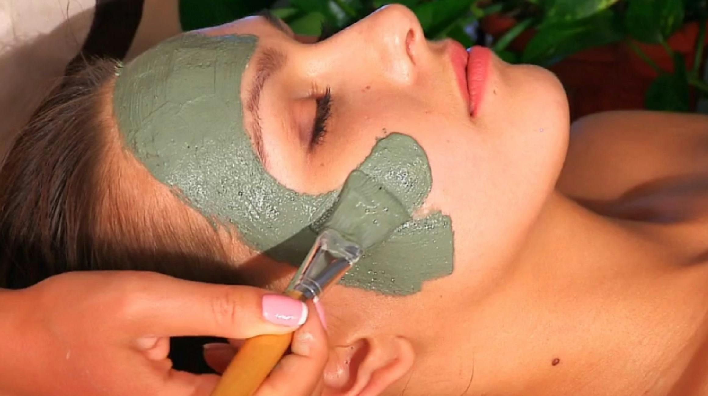 Complimentary day spa treatments including facial, exfoliation and body scrub, hot towels, face mask