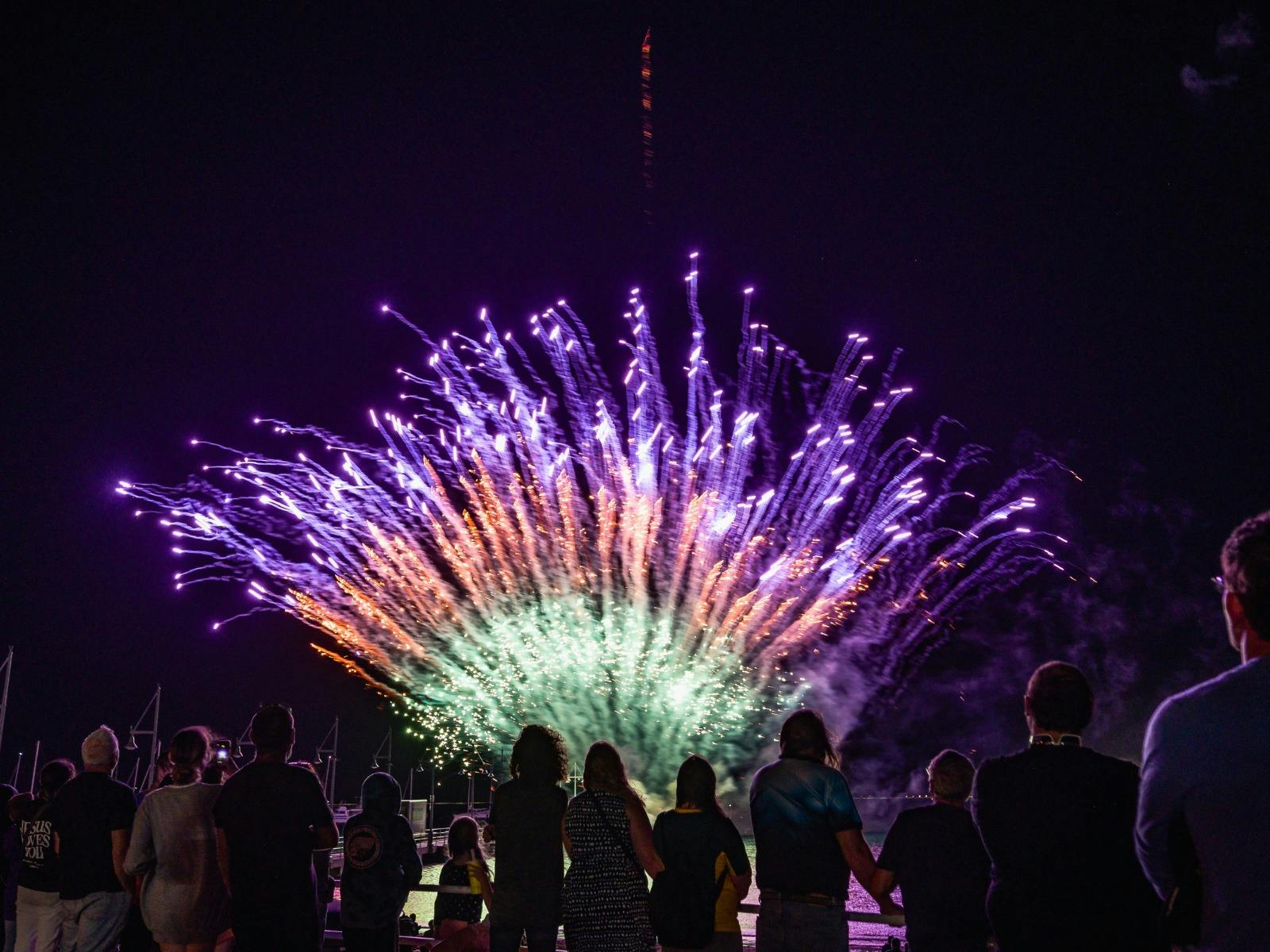 Fan-like fireworks display