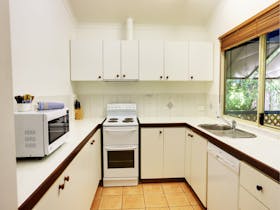 habitat-broome-3-bedroom-deluxe-kitchen