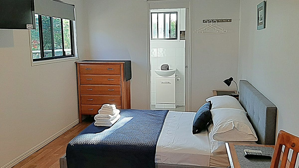 Cosy and comfortable pet-friendly cabin, with own private deck.
