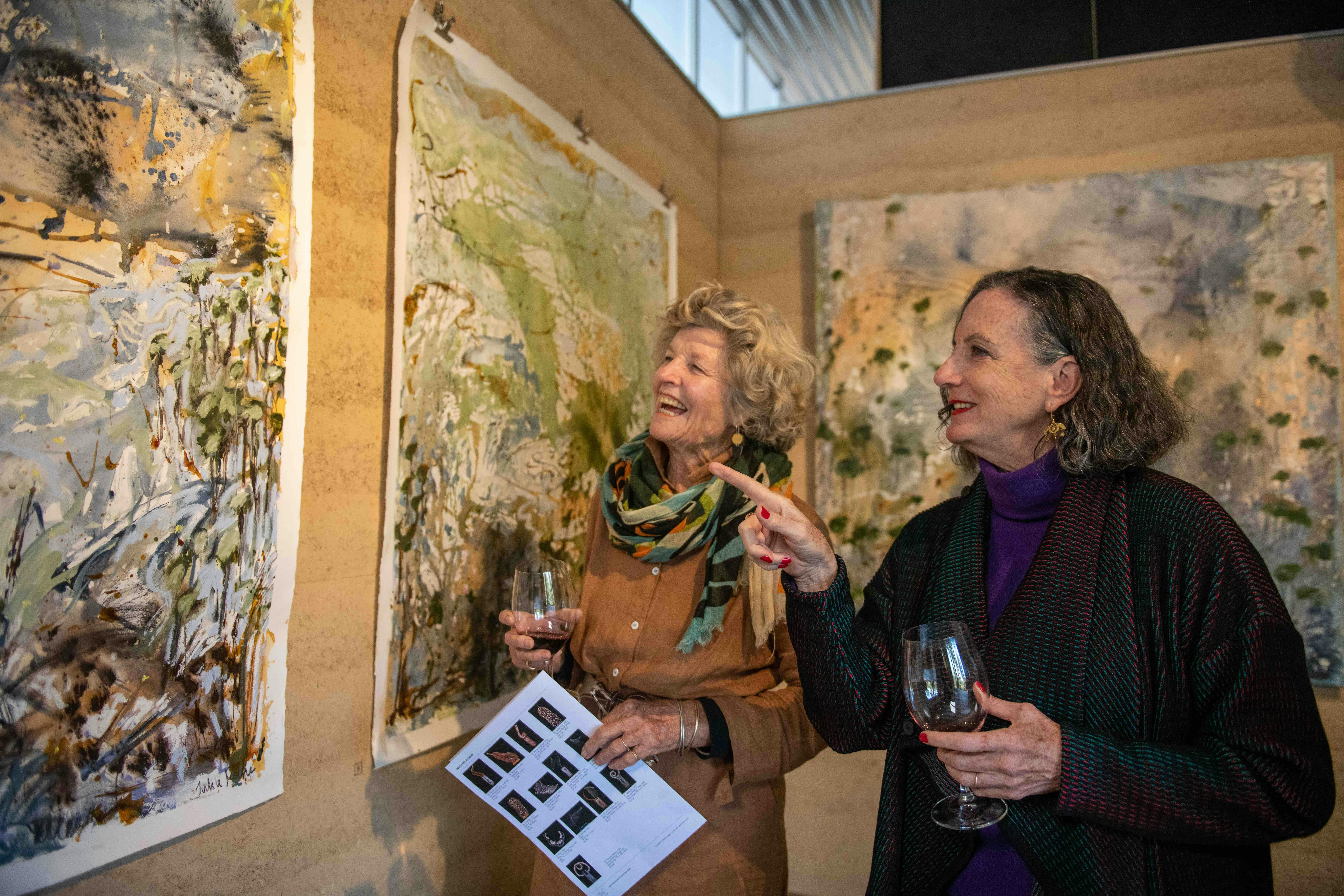 ロスビー ギャラリーでは、さまざまな新興アーティストや著名アーティストの彫刻や吊り下げ作品を展示しています。