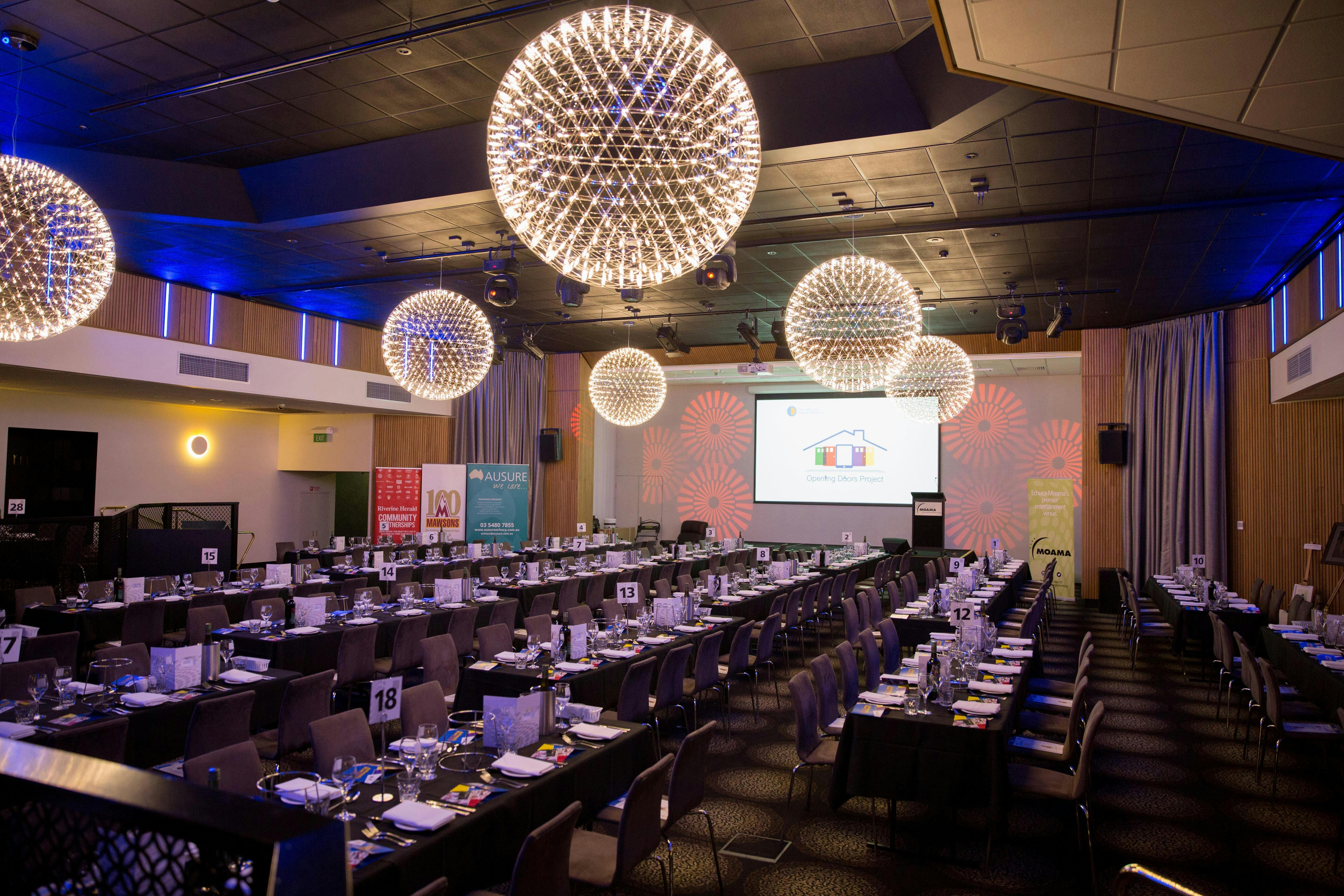 為會議設置的椅子和桌子