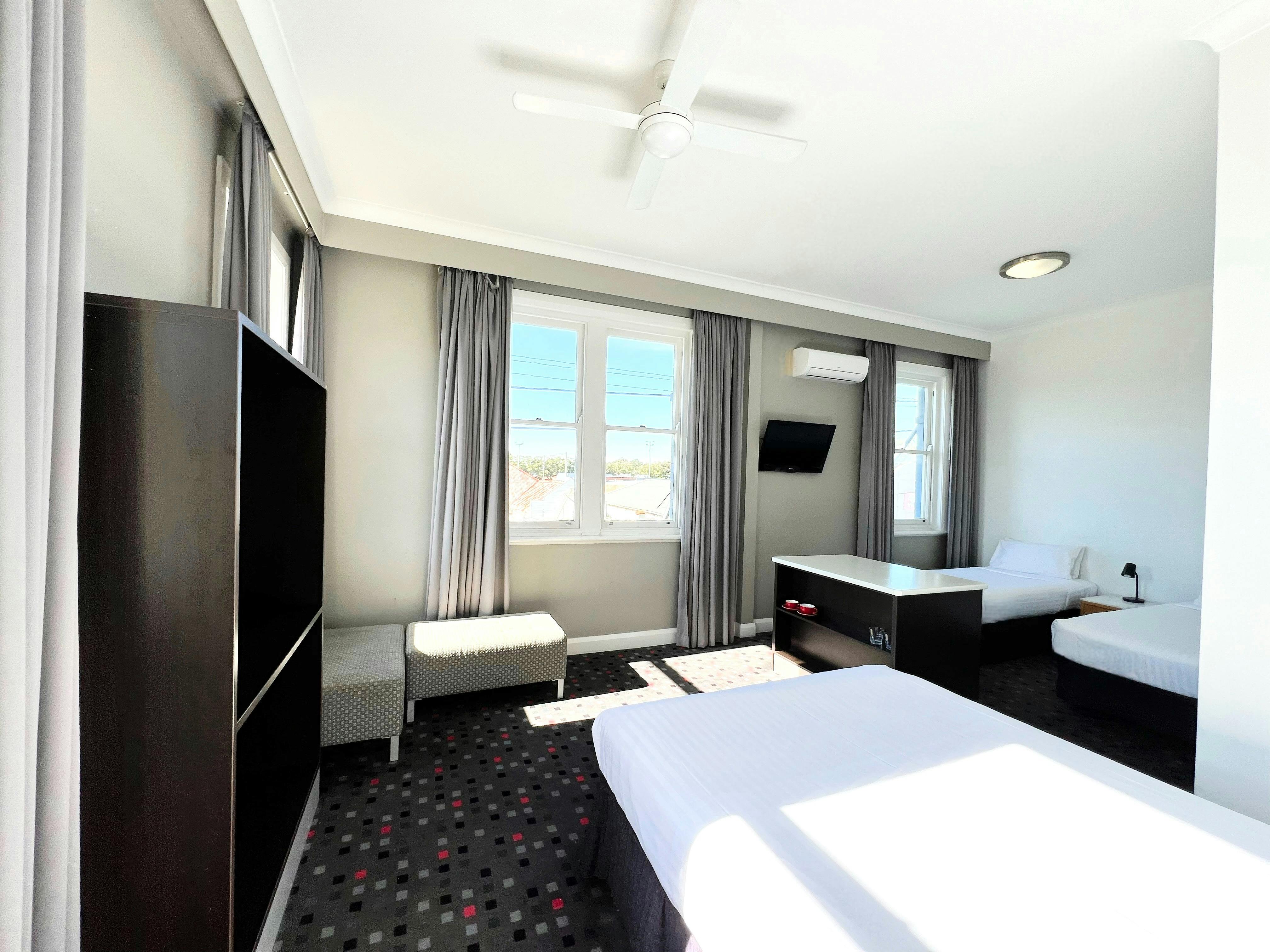 Sunnyside Tavern, Broadmeadow NSW - The Sunnyside Suite (Ensuite Bathroom)