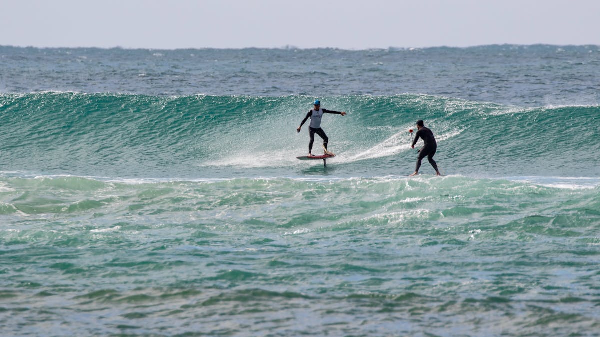 Learning to hydrofoil waves