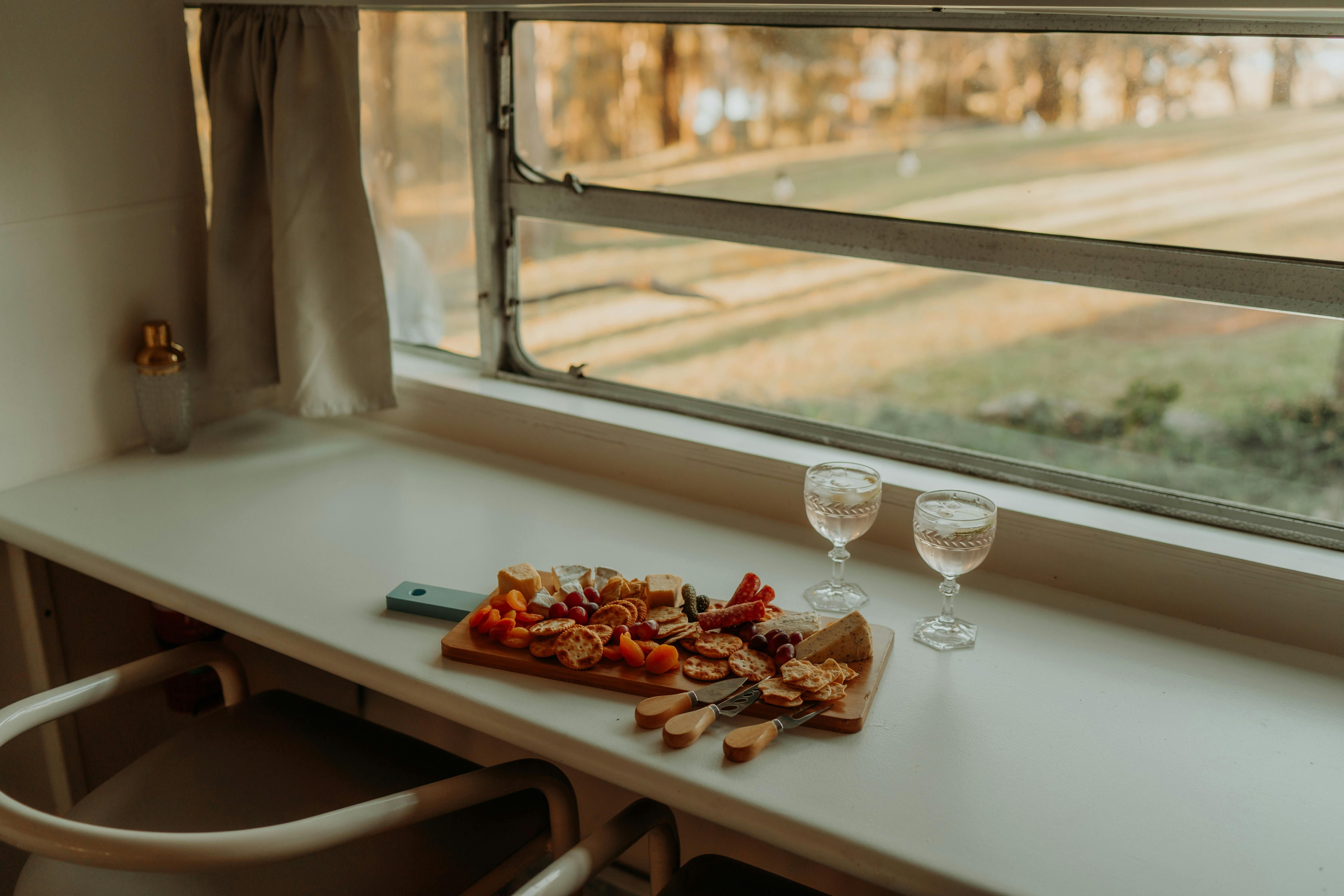 アンカレッジファームナルーマでカクテルとチーズの盛り合わせを楽しみながら水辺の景色を楽しみましょう