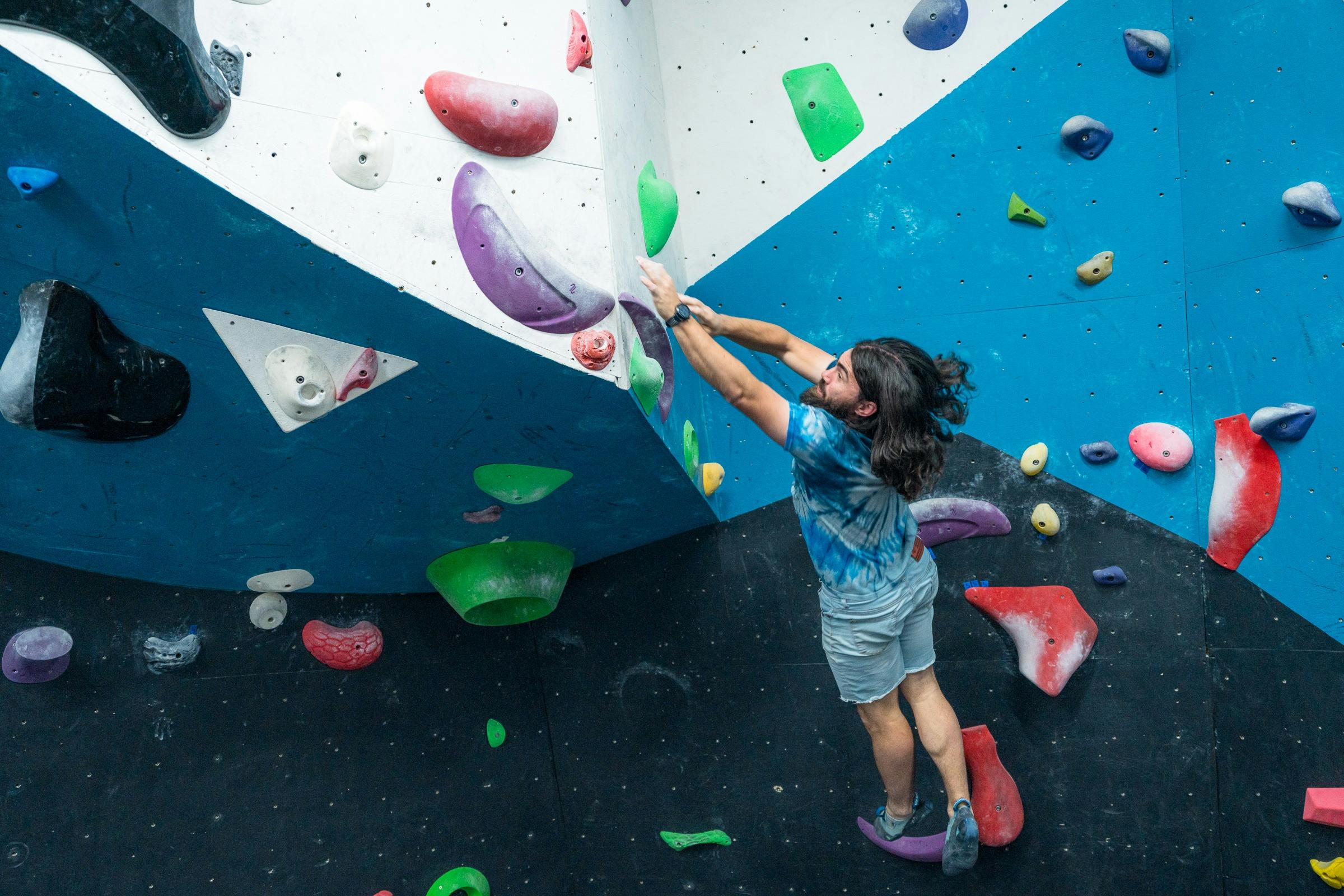 Climber jumping in Clloimbing Gym