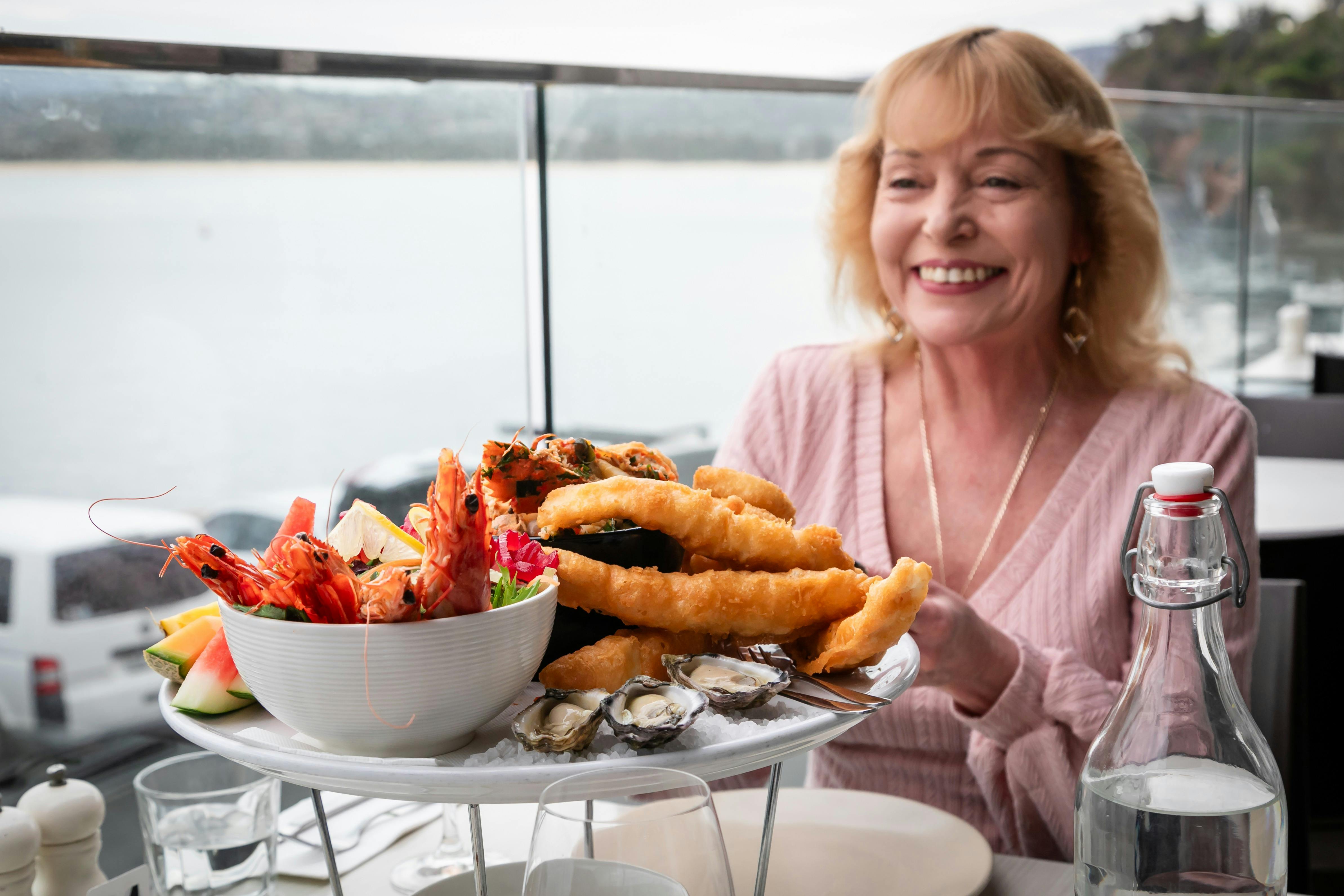 발코니에서 멋진 바다 전망과 신선한 맛을 즐기며 맛있는 해산물 플래터를 맛보세요.