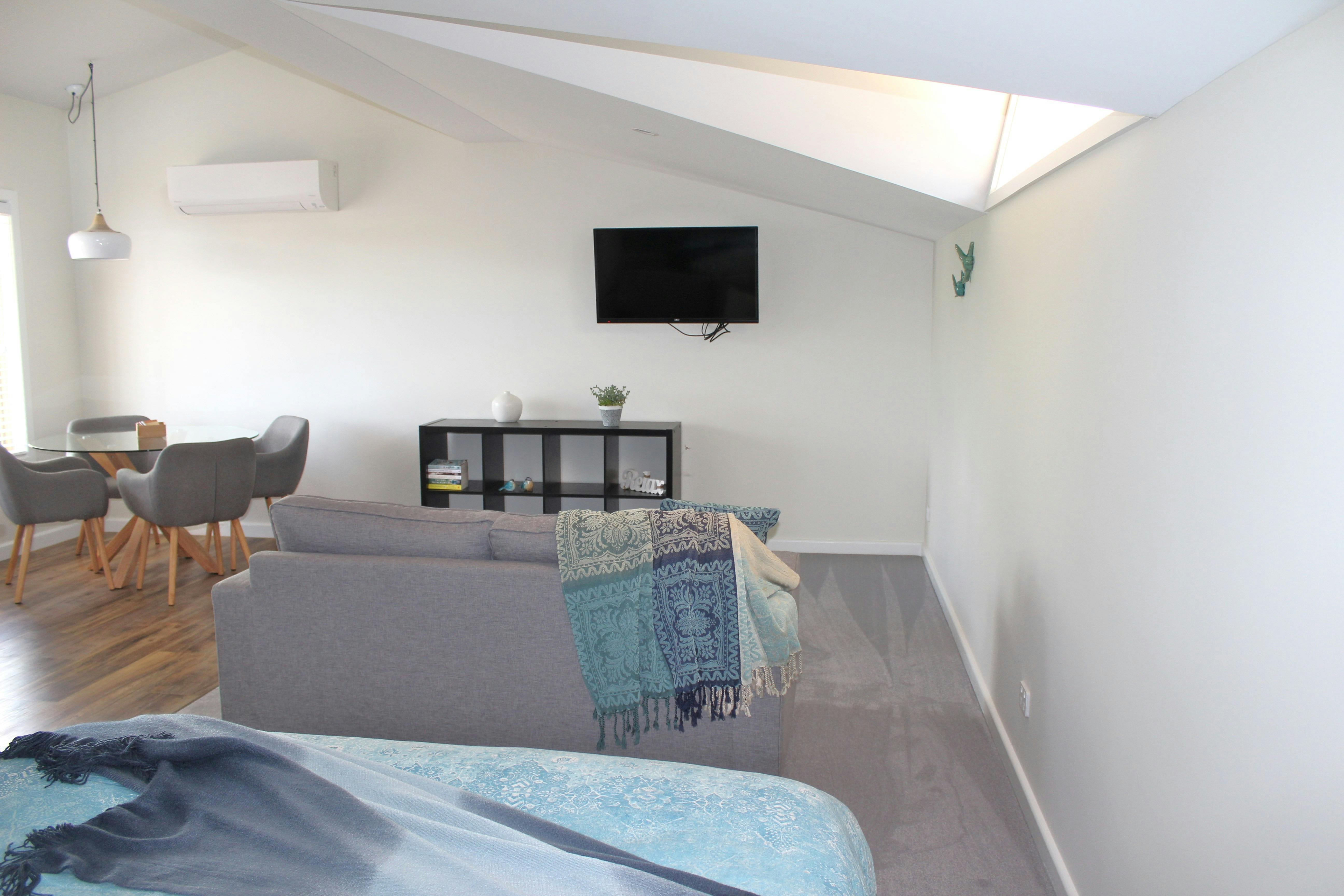 Moose and Mimis Lounge area