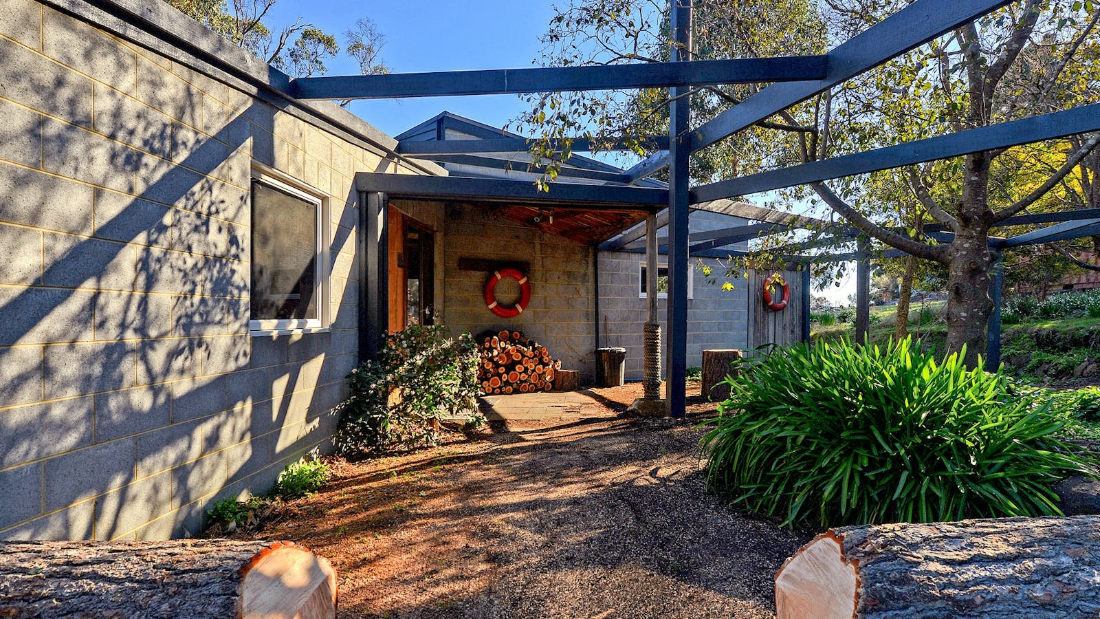 Taylors Bay Cottage: front entrance.