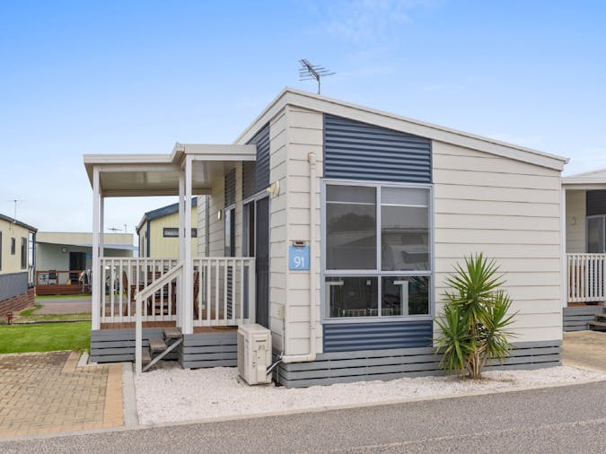 Deluxe 2 Bedroom Cabin Sleeps 4