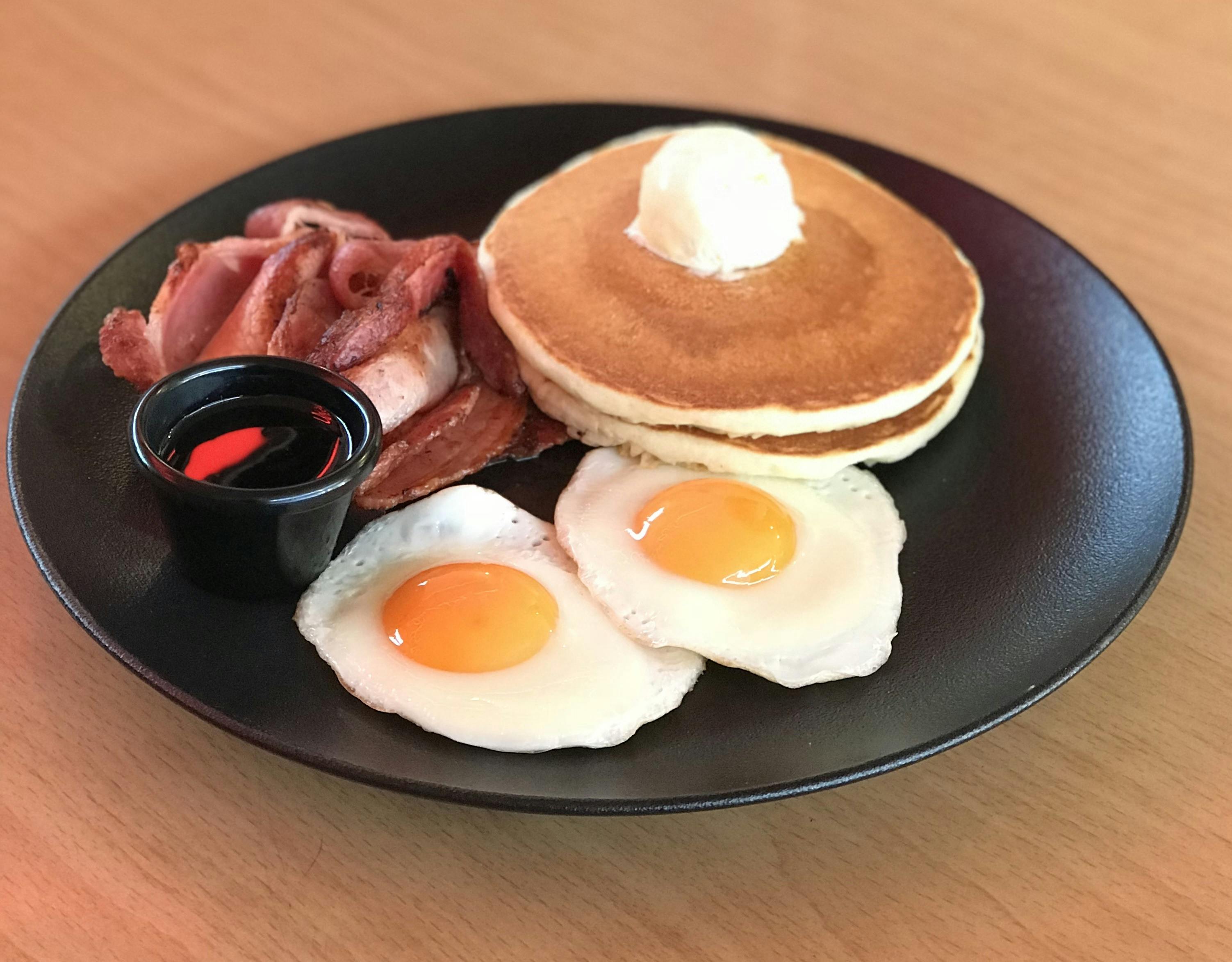 ベーコンと卵を添えたバターミルクパンケーキ2枚重ね